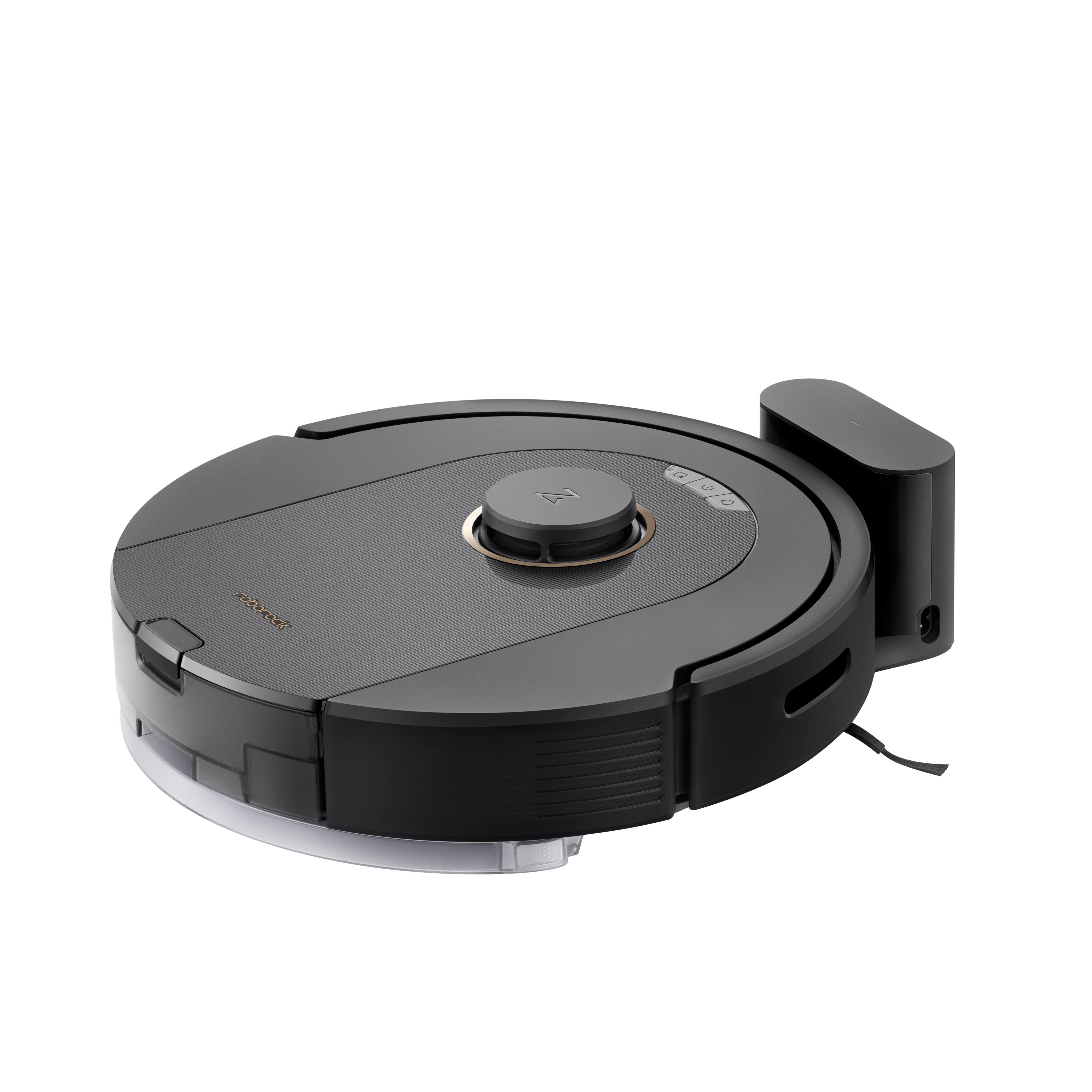 Un aspirateur robot noir et gris sur fond blanc. Il possède une station de charge.