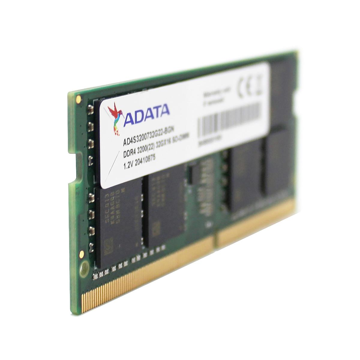 Zbliżenie zielonego modułu RAM ze złotymi złączami. Ma białą etykietę z logo 'ADATA' i specyfikacjami technicznymi.