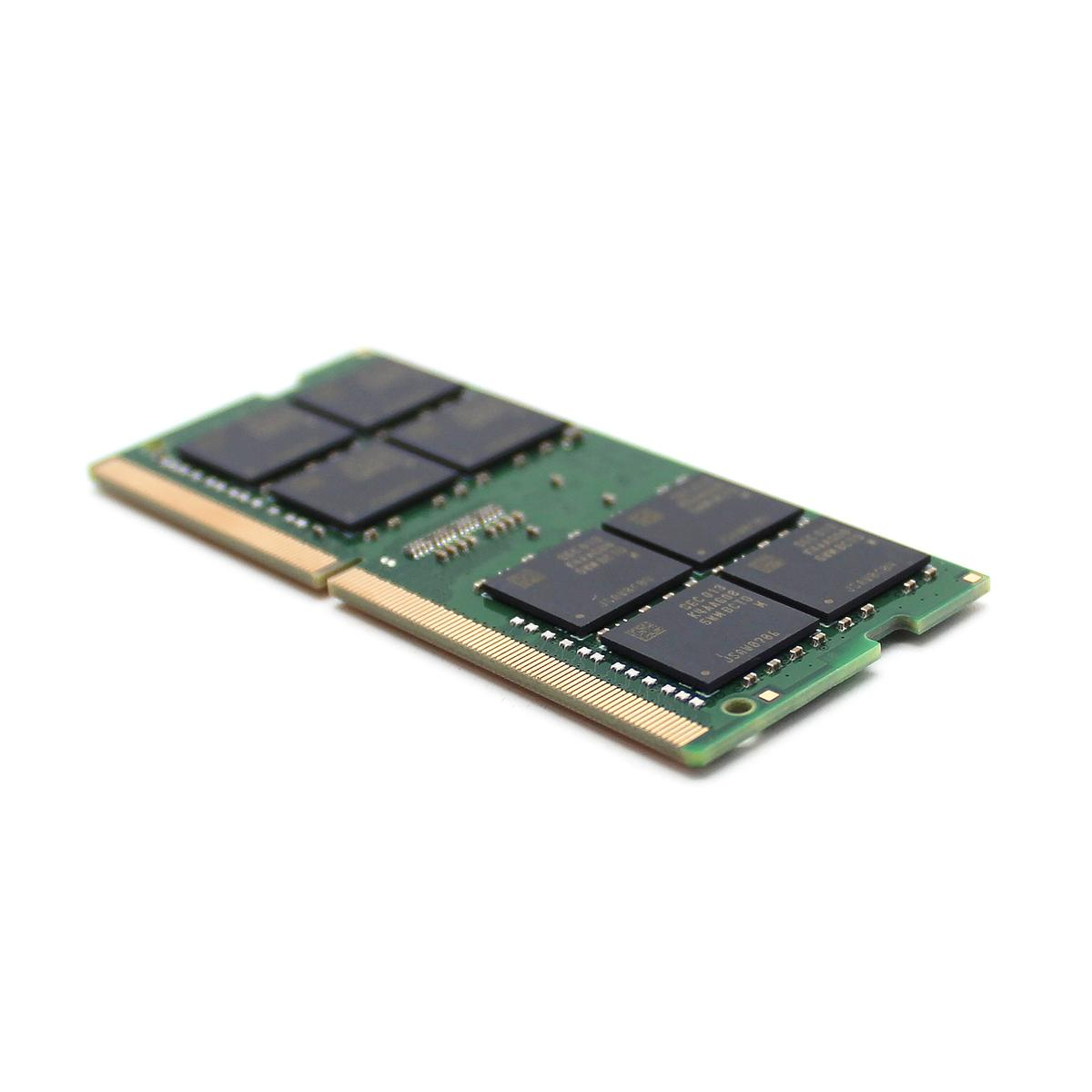 Zielony moduł RAM z czarnymi chipami na białym tle. Jest to element komputera ze złotymi pinami.