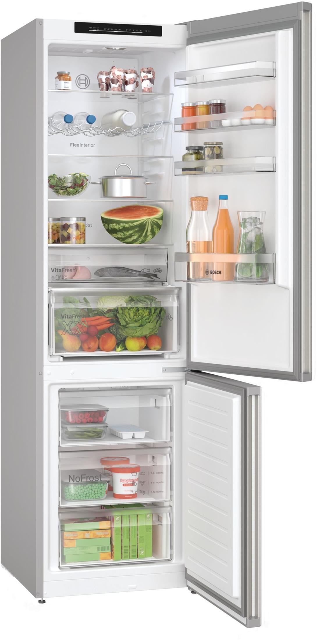Ein Kühlschrank mit offenen Türen, gefüllt mit Lebensmitteln. Im Inneren befinden sich Wassermelone, Gemüse, Obst, Gläser, Flaschen und Eier.