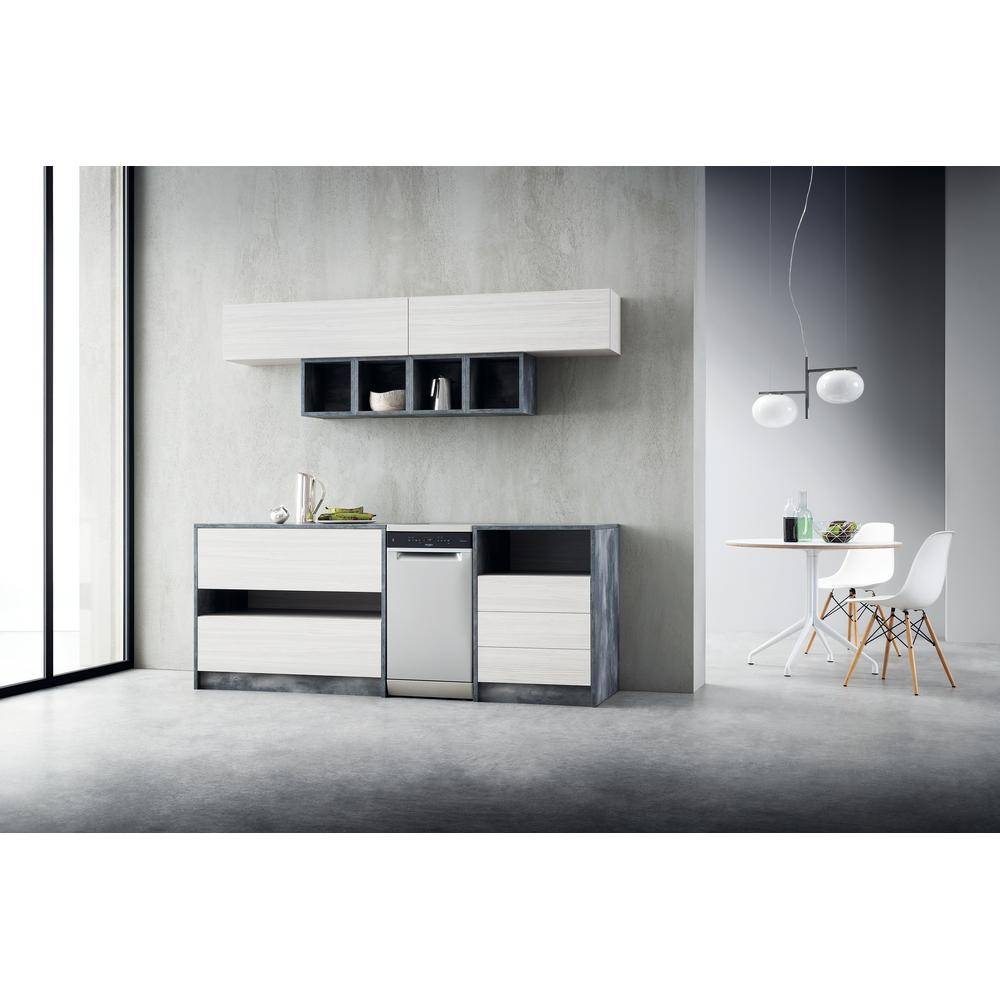 Nowoczesna kuchnia z białymi i szarymi szafkami, zmywarką oraz stołem z krzesłami. Po lewej duże okno.