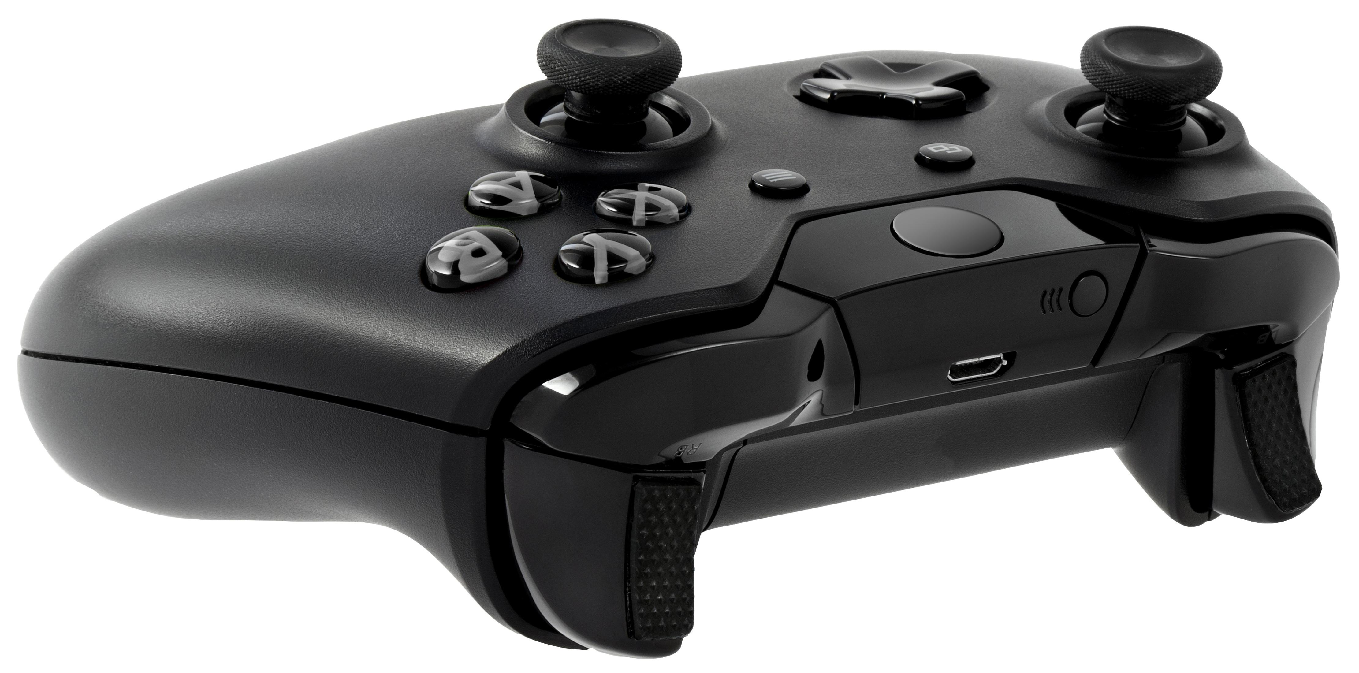 Ein schwarzer Gamecontroller. Er hat Knöpfe, Joysticks und einen USB-Anschluss. Der Hintergrund ist schlicht weiß.