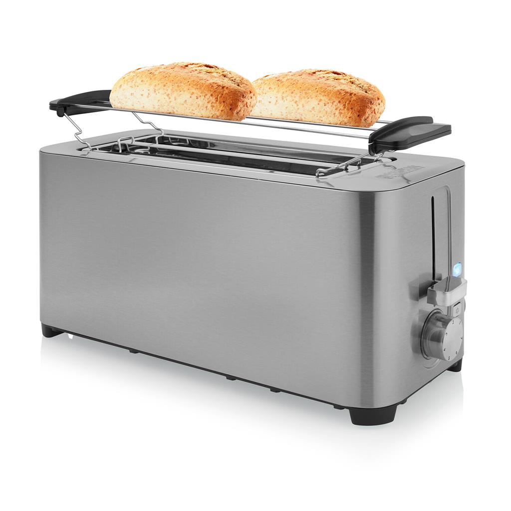 Un tostapane argentato con due fette di pane sopra. Il tostapane ha un quadrante e una luce blu. Sfondo bianco.