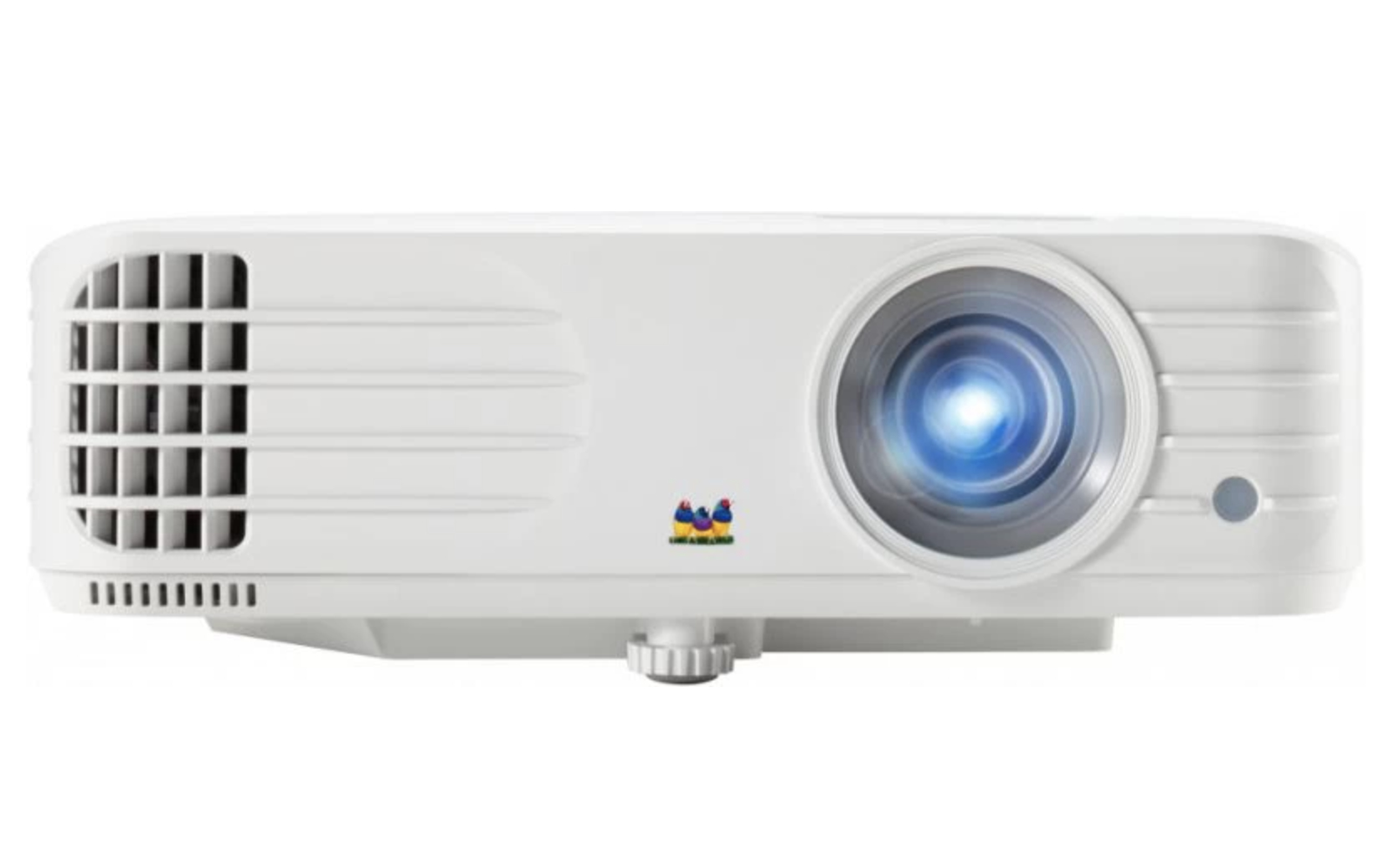 Un proyector blanco con una lente que emite luz azul. Tiene ventilaciones laterales y un logotipo con tres figuras.