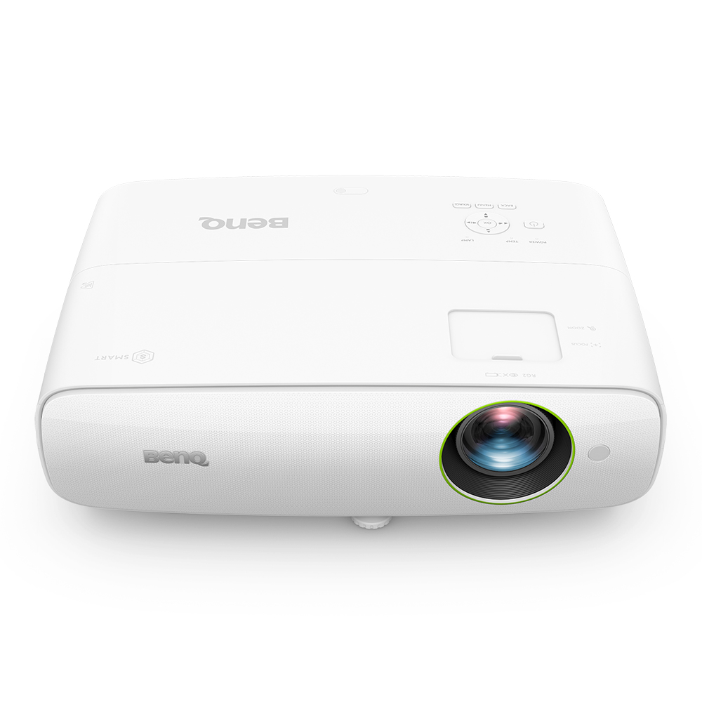 Un proiettore BenQ bianco. Ha un obiettivo con un anello verde, pulsanti di controllo e il logo BenQ sopra e davanti.