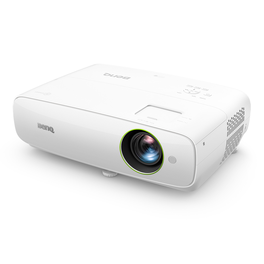 Un proiettore BenQ bianco. Ha una lente con un anello verde. I pulsanti sono in alto. È su una superficie bianca.