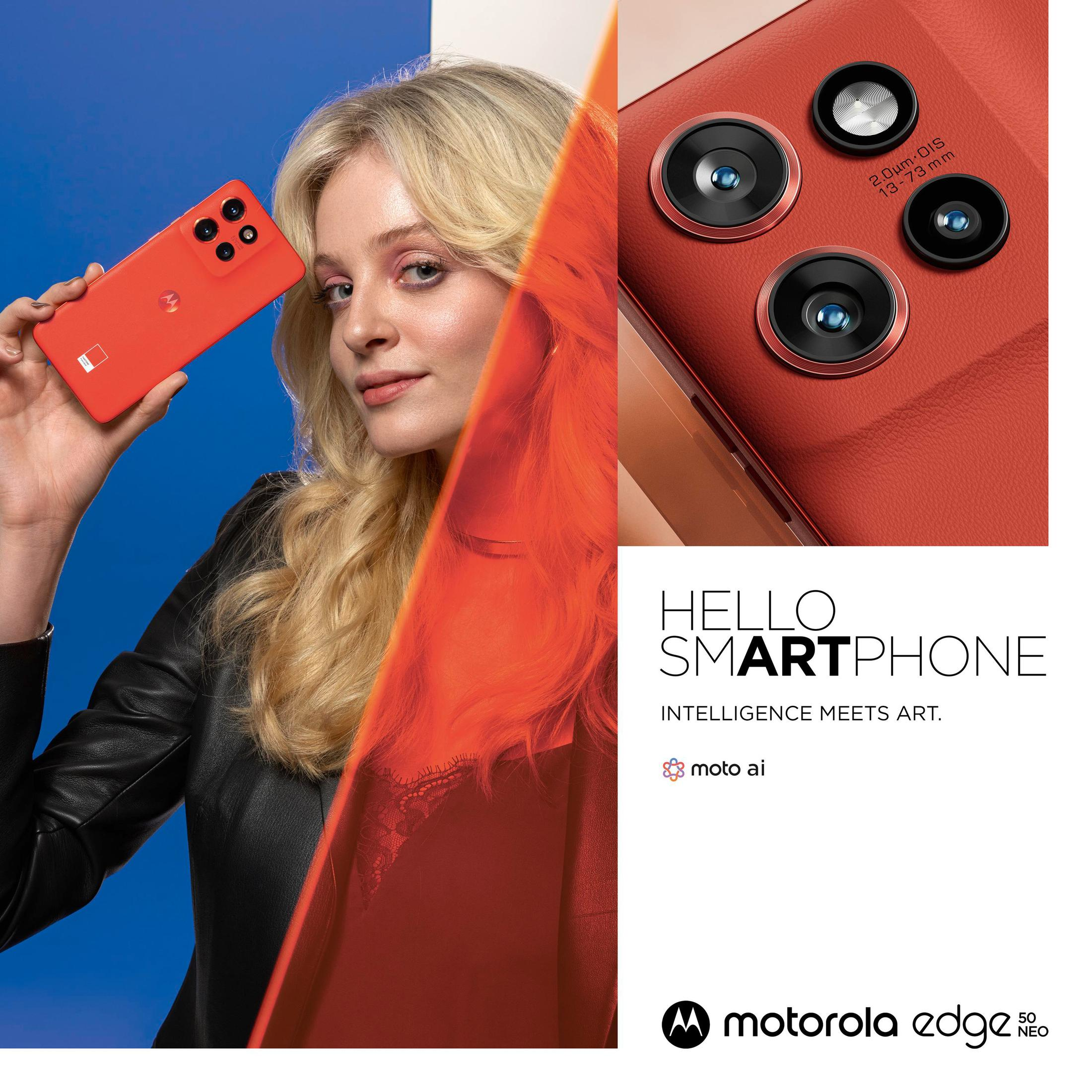 Blondynka trzyma czerwony telefon z trzema obiektywami. Tekst: Witaj Smartfonie, inteligencja spotyka się ze sztuką.