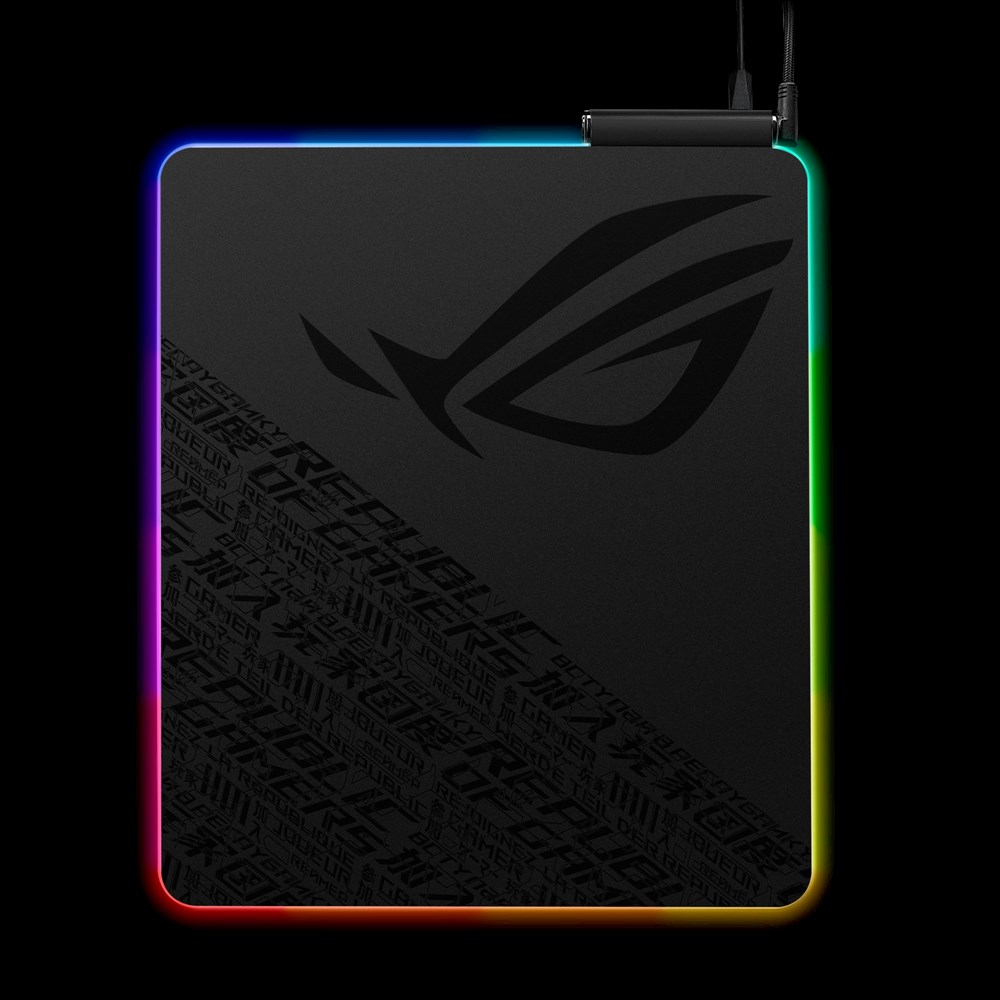 Un tappetino per mouse da gioco nero con bordo colorato. Il logo ROG è sul tappetino. Cavi in alto.
