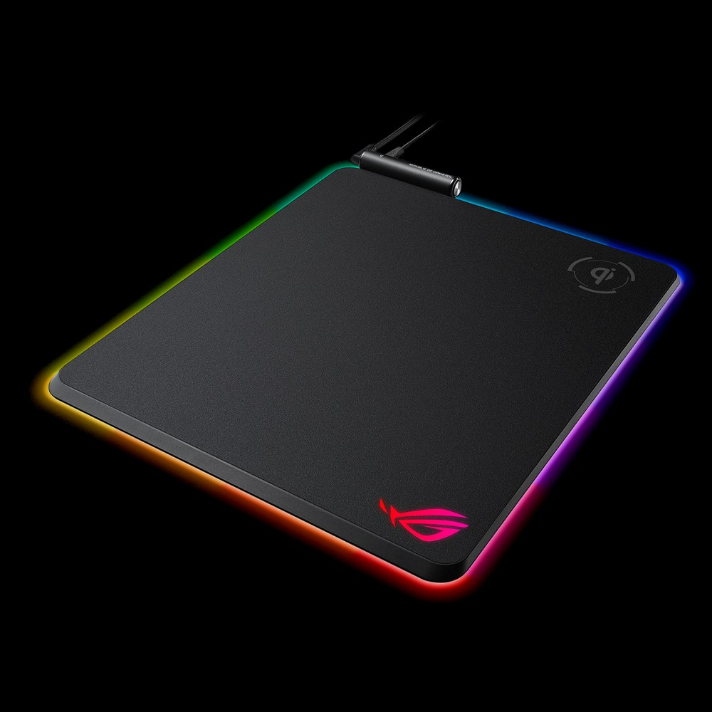 Un tappetino per mouse da gioco nero con illuminazione RGB sui bordi. Ha un logo in basso a destra e un simbolo di ricarica wireless.