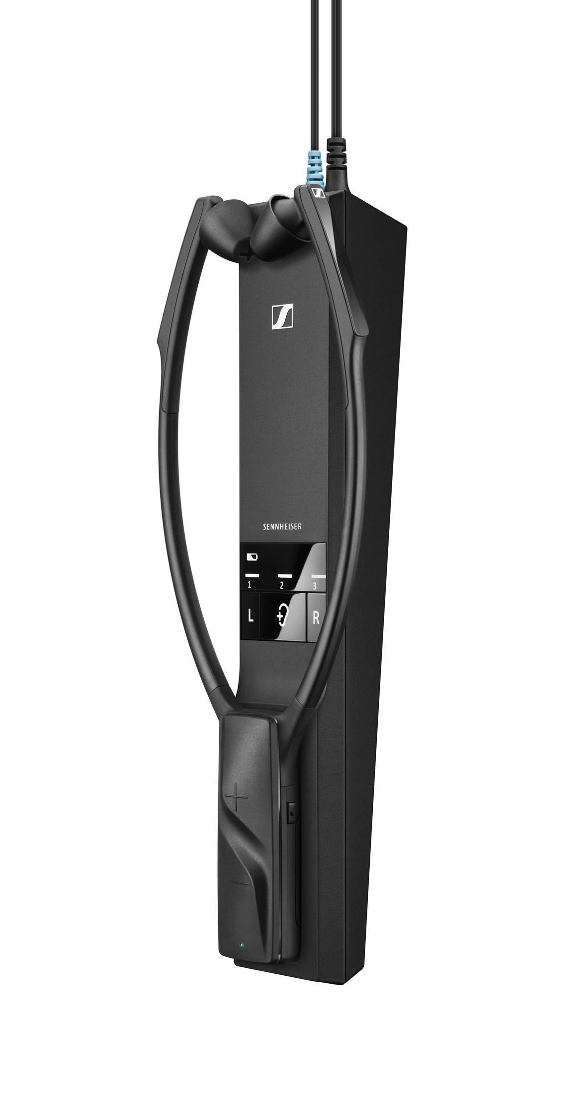 Schwarzer Sennheiser-Nackenbügel-Empfänger mit angeschlossener Ladestation. Kabel verlaufen nach oben. Bedienelemente und Anzeigen sind sichtbar.