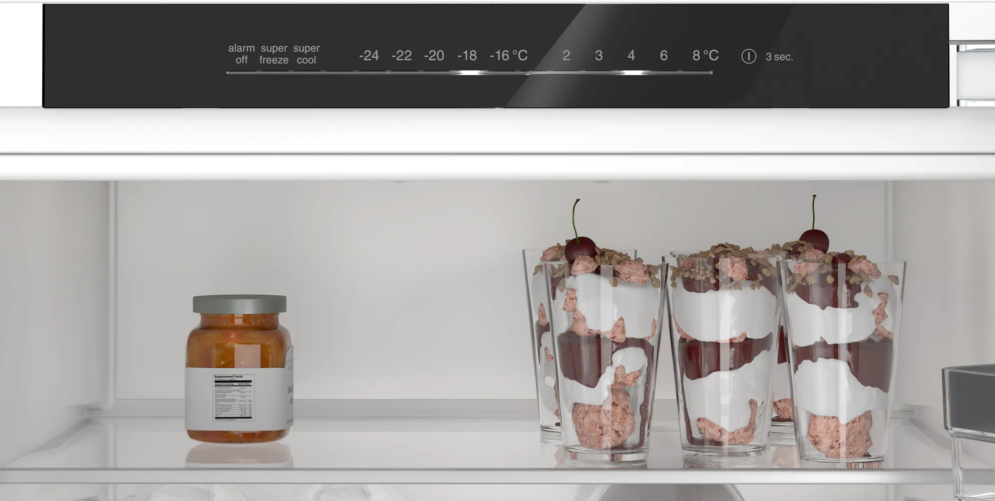 W lodówce: słoik z jedzeniem, trzy parfaity z wiśniami na wierzchu i panel sterowania z ustawieniami temperatury.