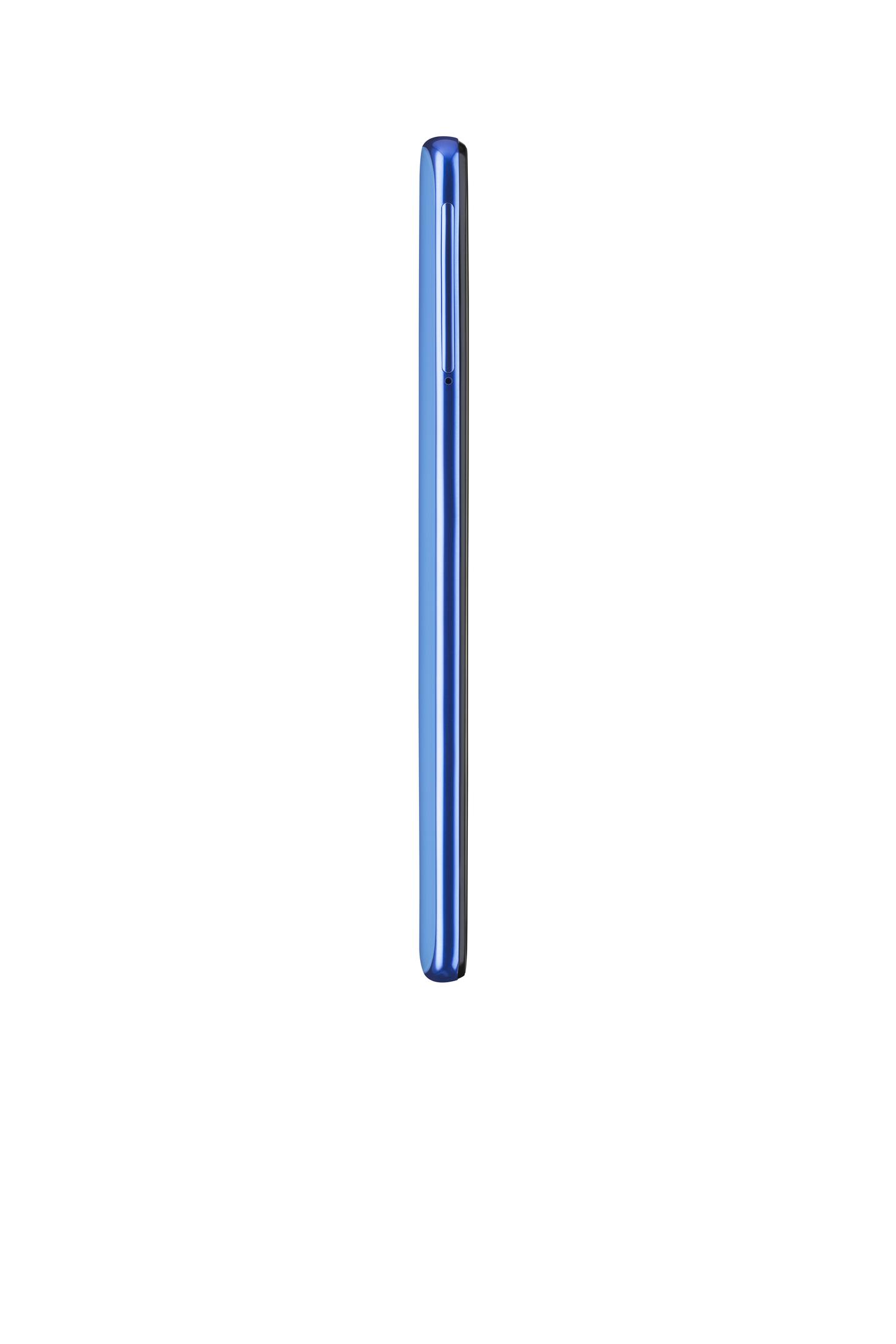 Ein blaues Smartphone, von der Seite gesehen, ist auf weißem Hintergrund isoliert. Das Telefon steht aufrecht.
