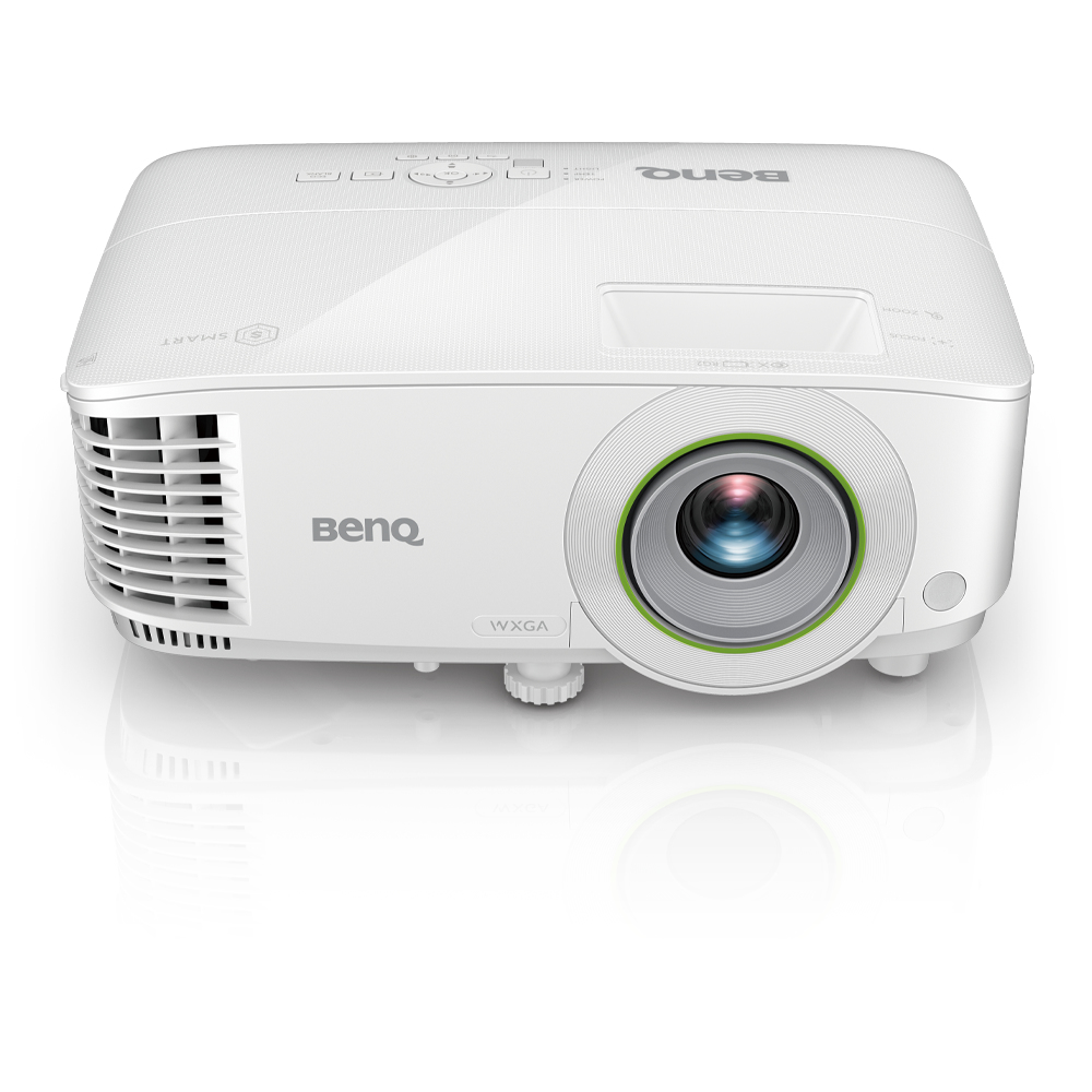 Beyaz BenQ WXGA projektör. Yeşil detaylı bir merceğe ve üstte kontrol düğmelerine sahiptir. Yüzey projektörü yansıtır.
