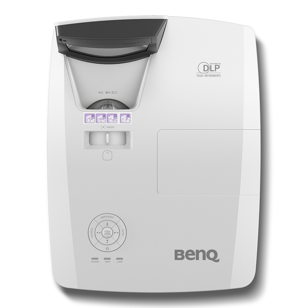 Ein weißer BenQ-Projektor mit Steuertasten, einem Objektiv und dem DLP Texas Instruments Logo.