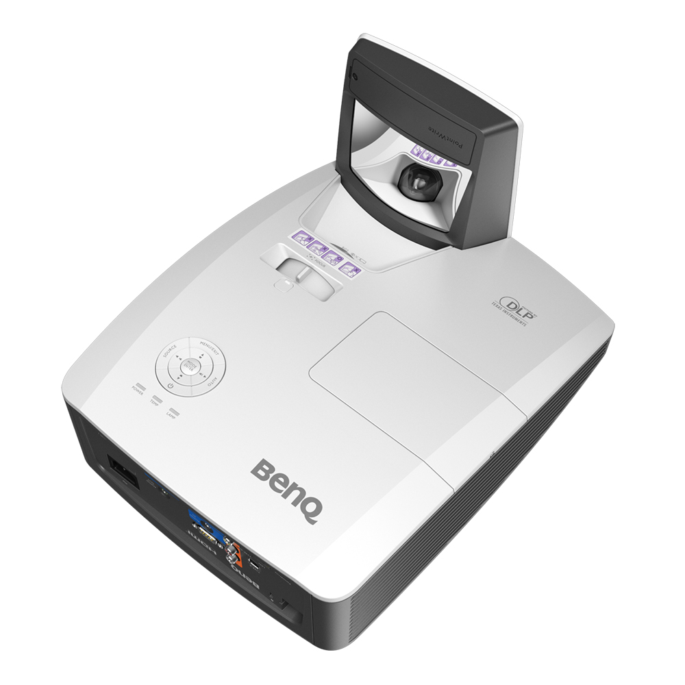 Ein weißer BenQ-Projektor mit einem schwarzen Oberteil, das ein Objektiv beherbergt. Der Projektor hat Knöpfe, Anschlüsse und das DLP-Logo.