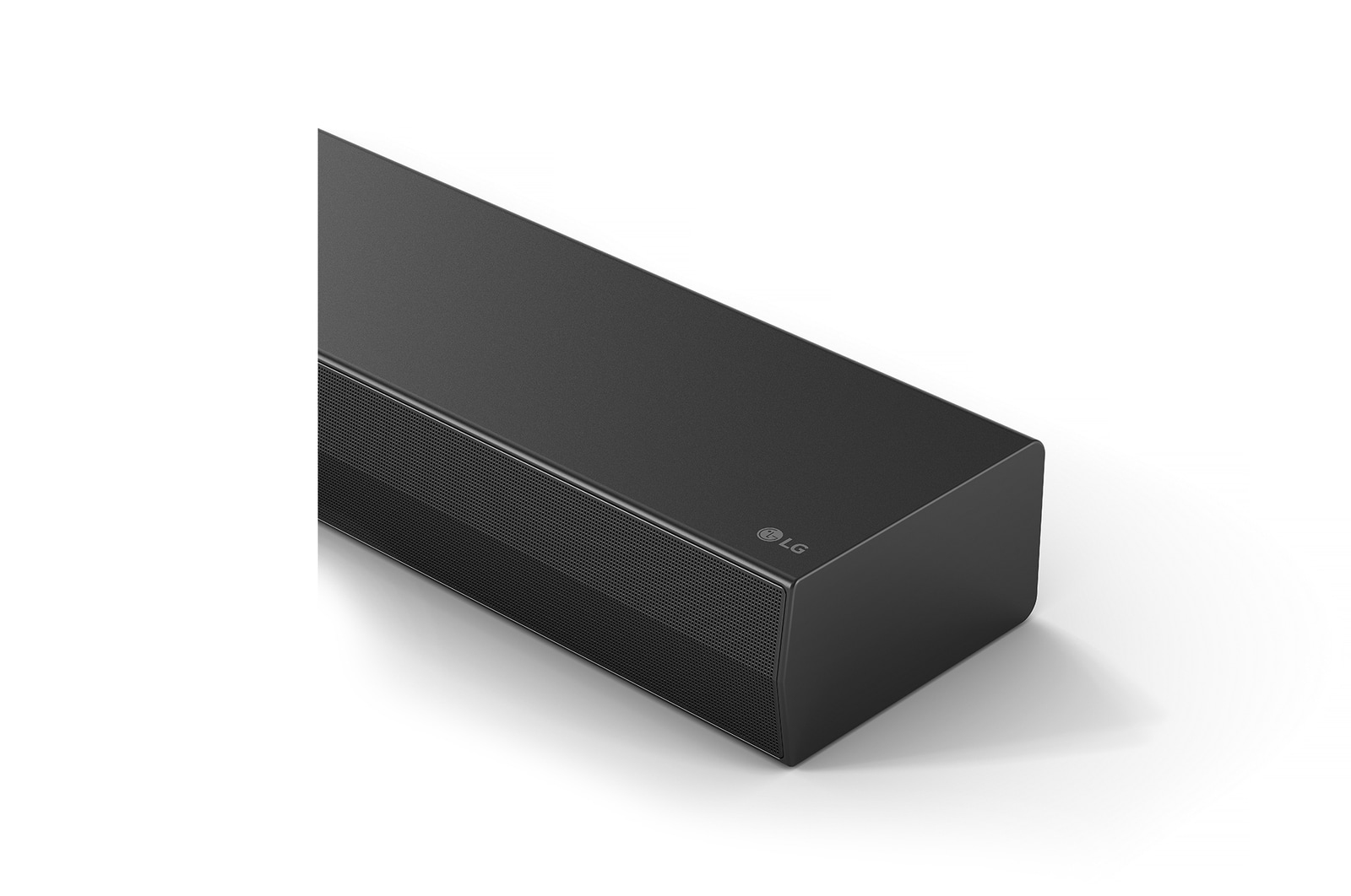 Czarny soundbar LG na białej powierzchni. Soundbar ma przednią siatkę i logo LG. Widoczne cienie.