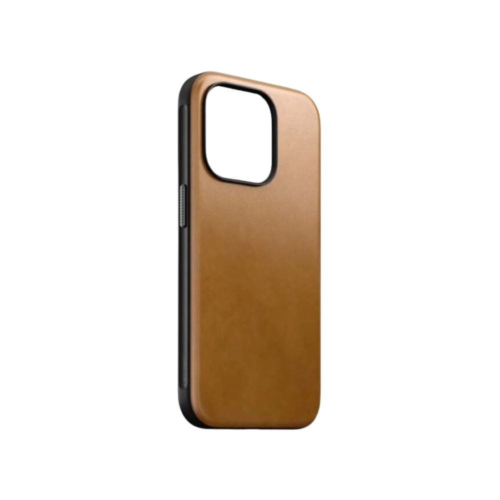 Una custodia marrone per telefono con bordo nero e ritaglio per la fotocamera. Lo sfondo è bianco.