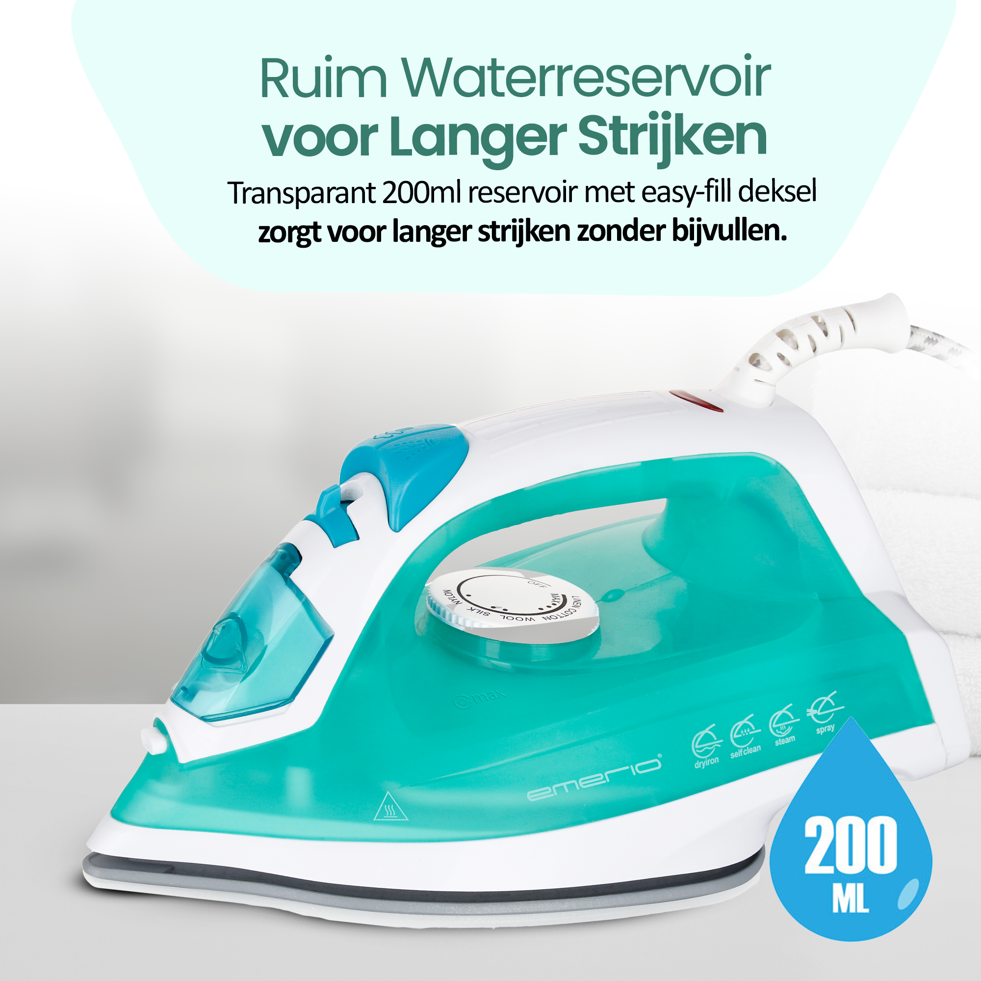 Turkusowe i białe żelazko. Posiada przezroczysty zbiornik na wodę i pokrętło do ustawień tkanin.