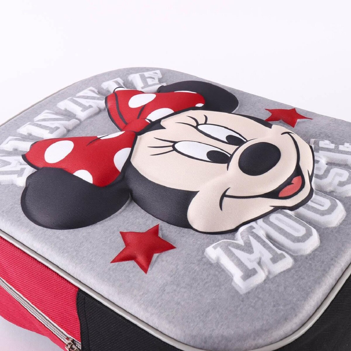 Mochila de Minnie Mouse. La superficie gris tiene la cara de Minnie y estrellas rojas. Un parte roja y negra está en el lado.
