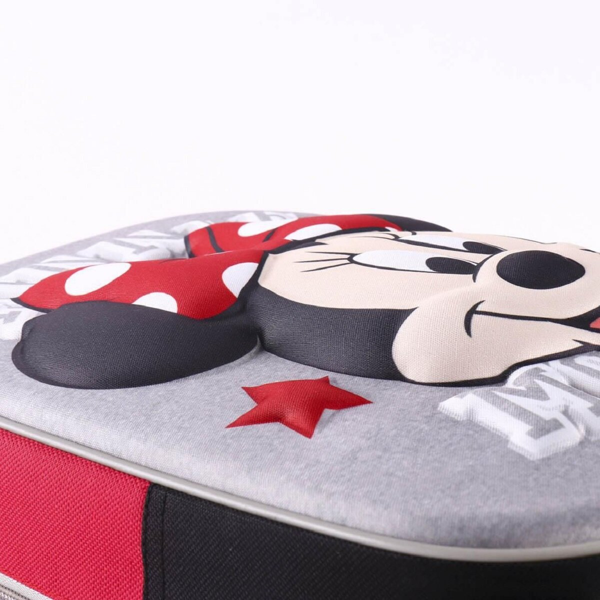 Un diseño de Minnie Mouse en una bolsa de almuerzo gris, roja y negra. Una estrella roja y la cara de Minnie son visibles.