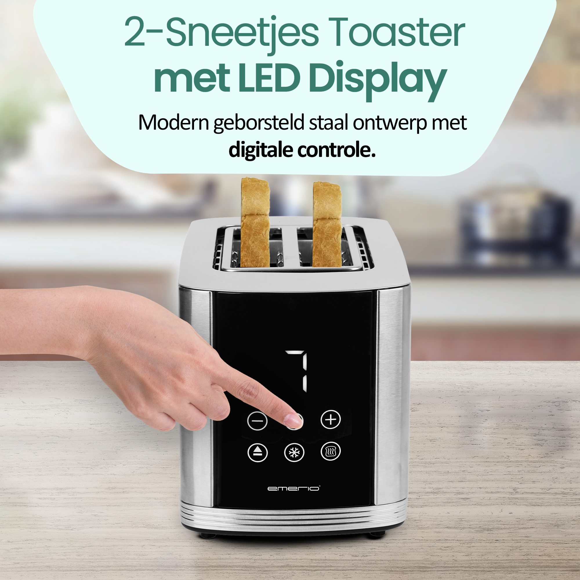 Srebrny toster z chlebem w środku, dłoń naciska przycisk na cyfrowym wyświetlaczu. Tło jest rozmyte.