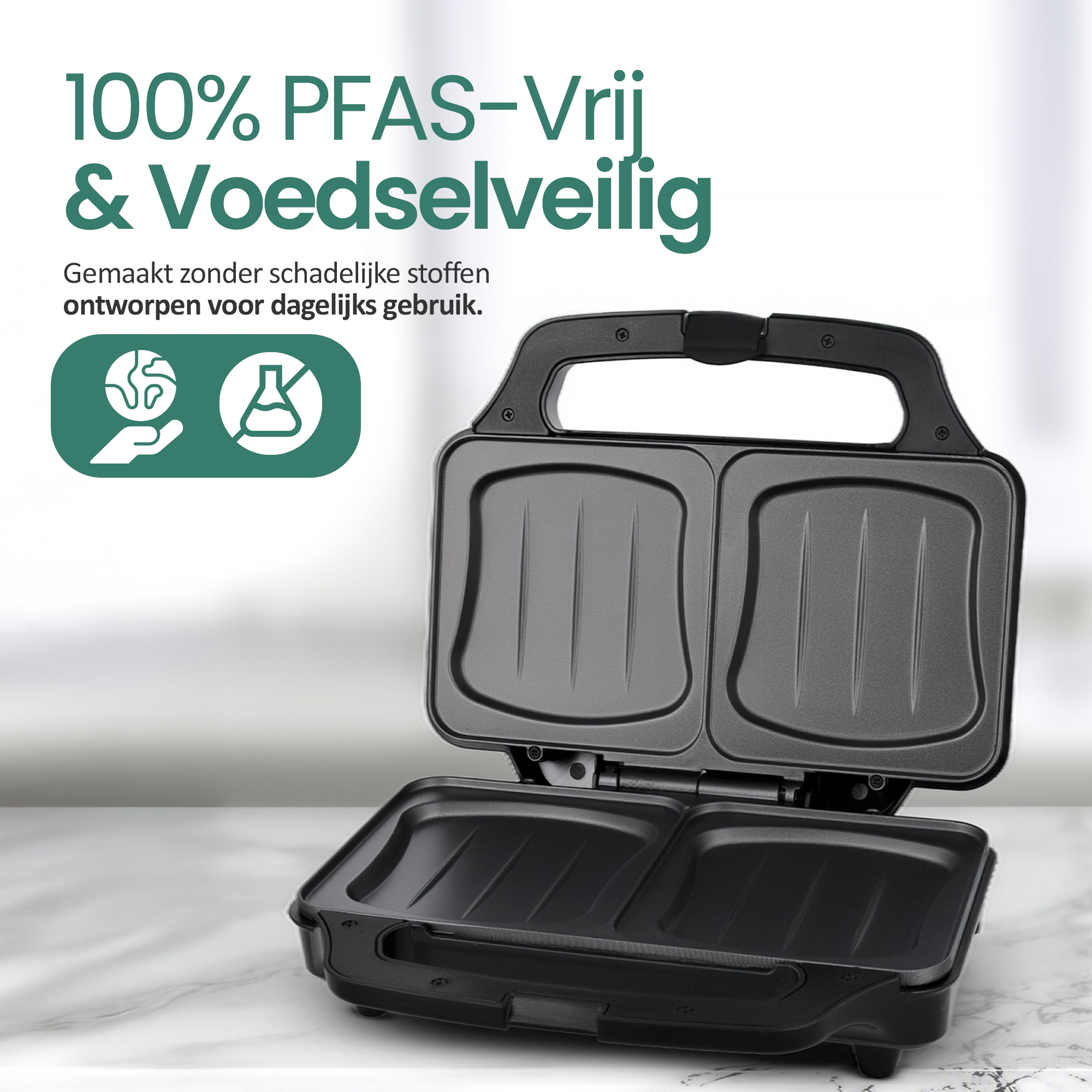 Czarny opiekacz do kanapek, otwarty, na marmurze. Tekst: '100% PFAS-Vrij & Voedselveilig' i 'Wykonane bez szkodliwych substancji'.