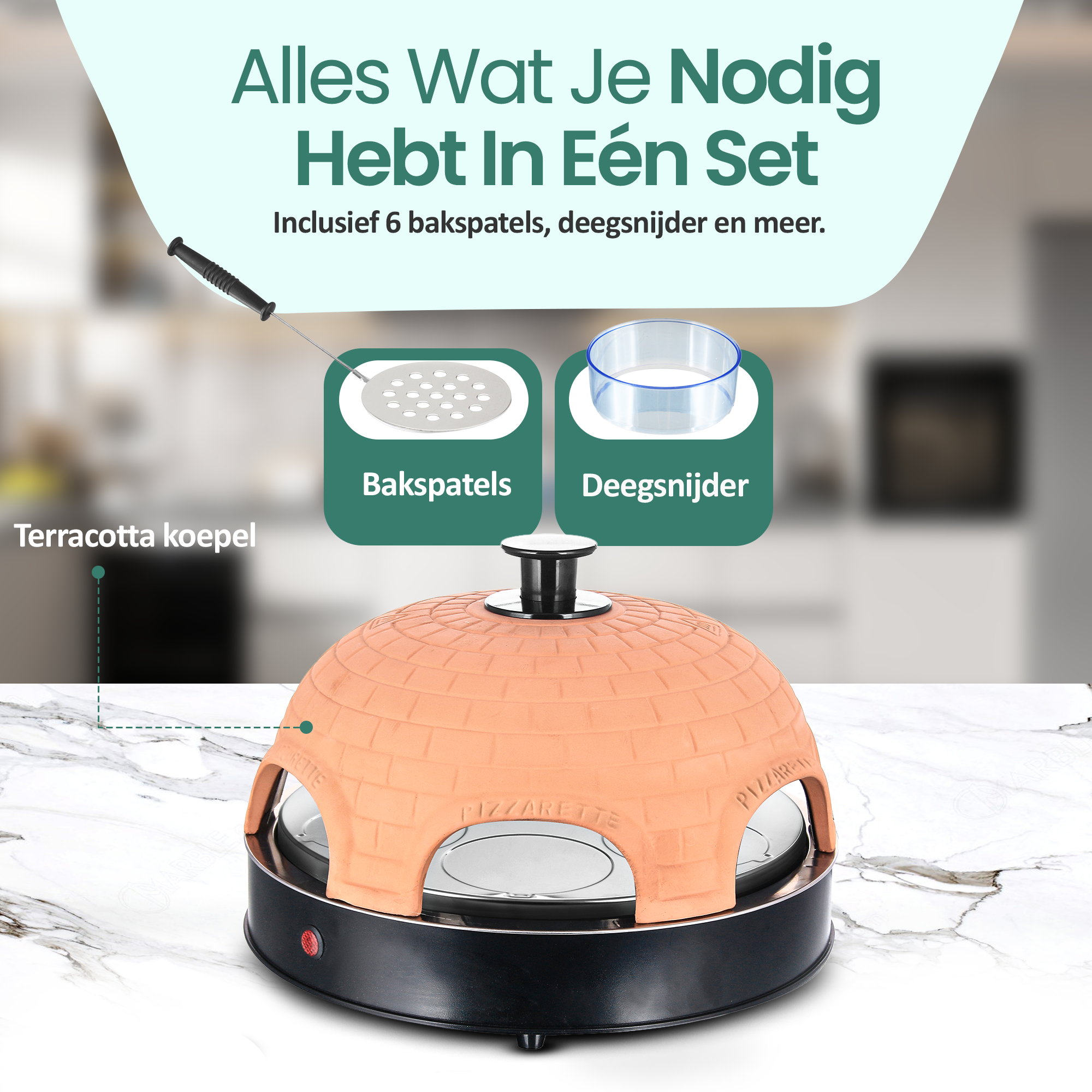 A terracotta pizza oven with accessories, labeled 'Baks spatels' and 'Deegsnijder'. The text on top says 'Alles wat je nodig hebt in een set'.