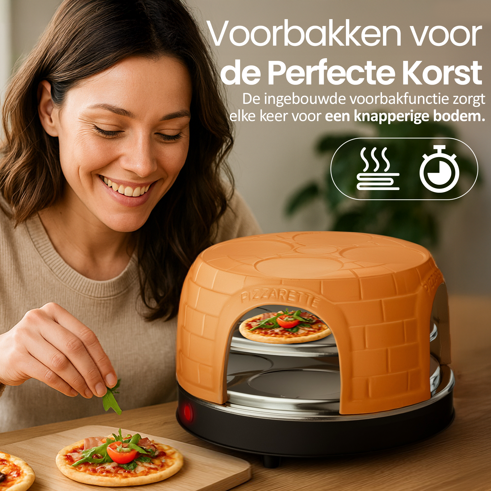 Lächelnde Frau garniert Pizza. Ein orangefarbener Pizzaofen steht auf einem Tisch mit zwei Pizzen.