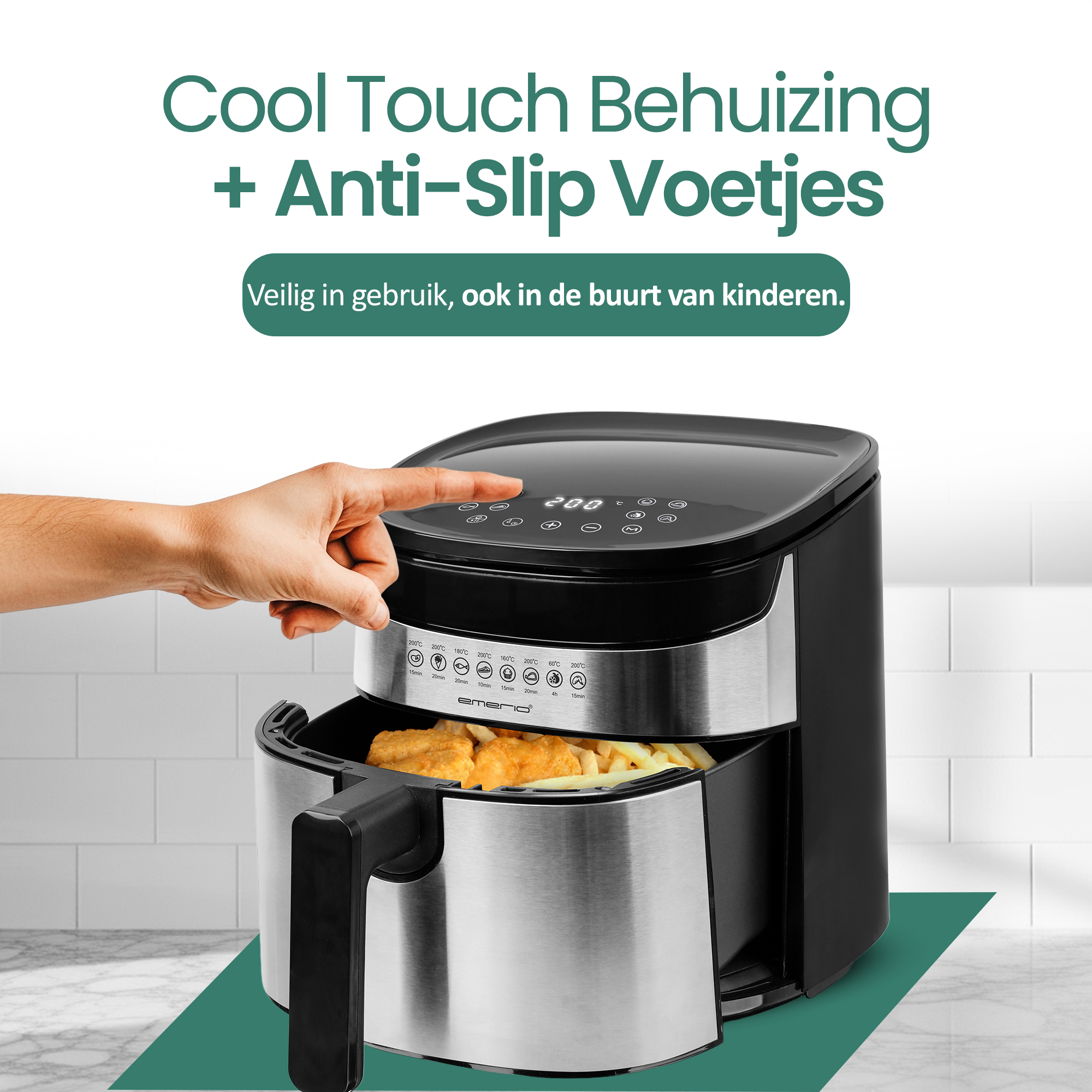 Frytownica powietrzna z jedzeniem w środku, dłoń dotyka panelu sterowania. Tekst brzmi: 'Cool Touch Behuizing + Anti-Slip Voetjes'.