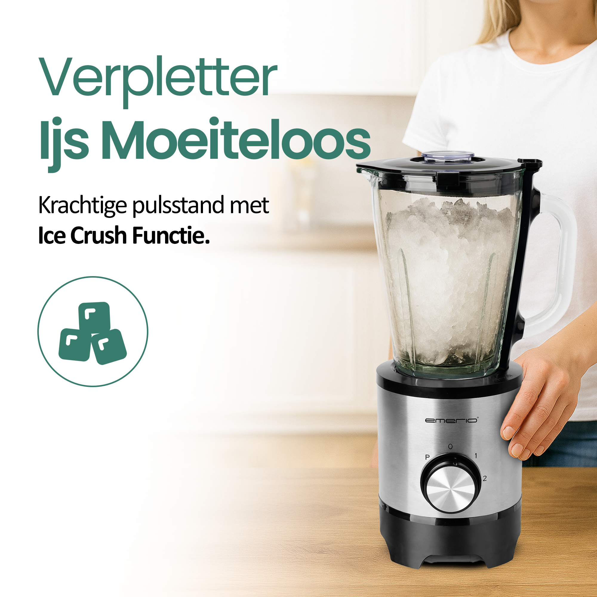 Een zilveren blender met ijs erin, vastgehouden door een persoon. Tekst zegt 'Verpletter Ijs Moeiteloos' en 'Ice Crush Functie'.