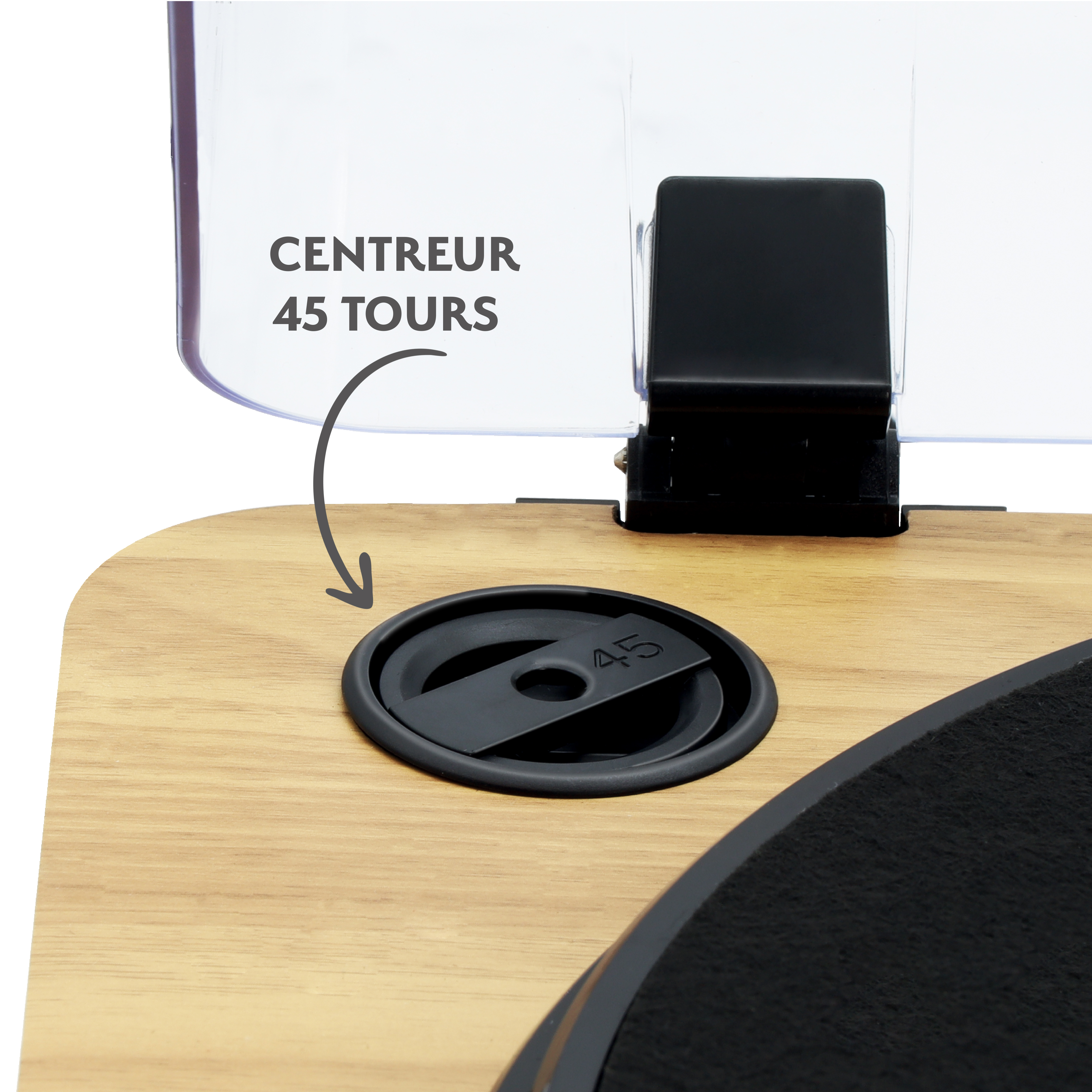 Un tocadiscos con una pieza central negra con la etiqueta '45'. Una cubierta transparente está abierta. La superficie de madera es visible.