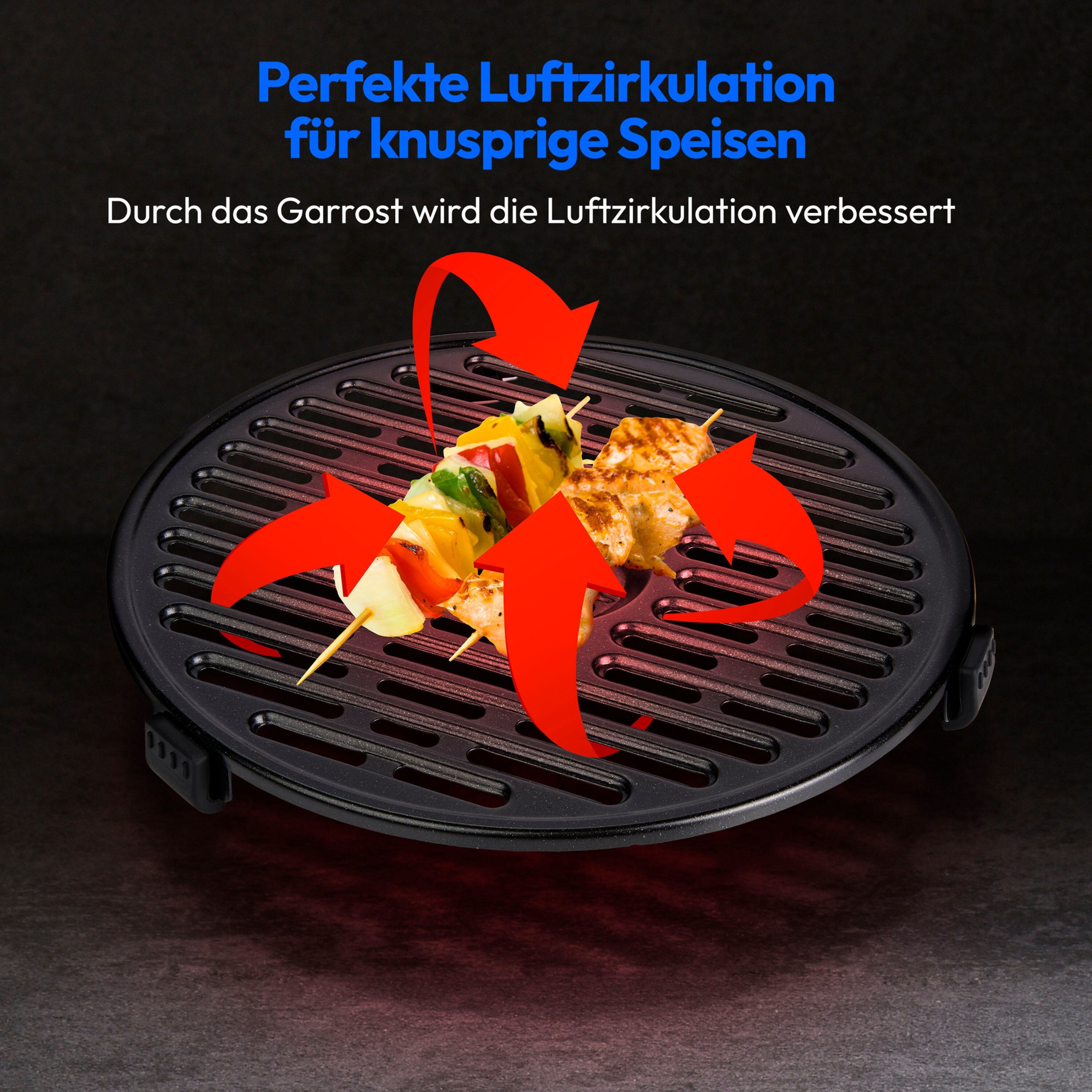 Een zwarte grill met spiesjes, rode pijlen en blauwe tekst. Donkere achtergrond.