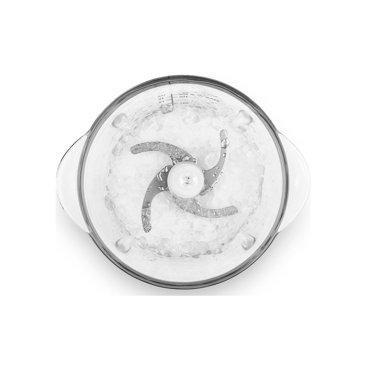 Una ciotola trasparente per robot da cucina piena di ghiaccio tritato. Una lama d'argento al centro. La ciotola ha un manico.
