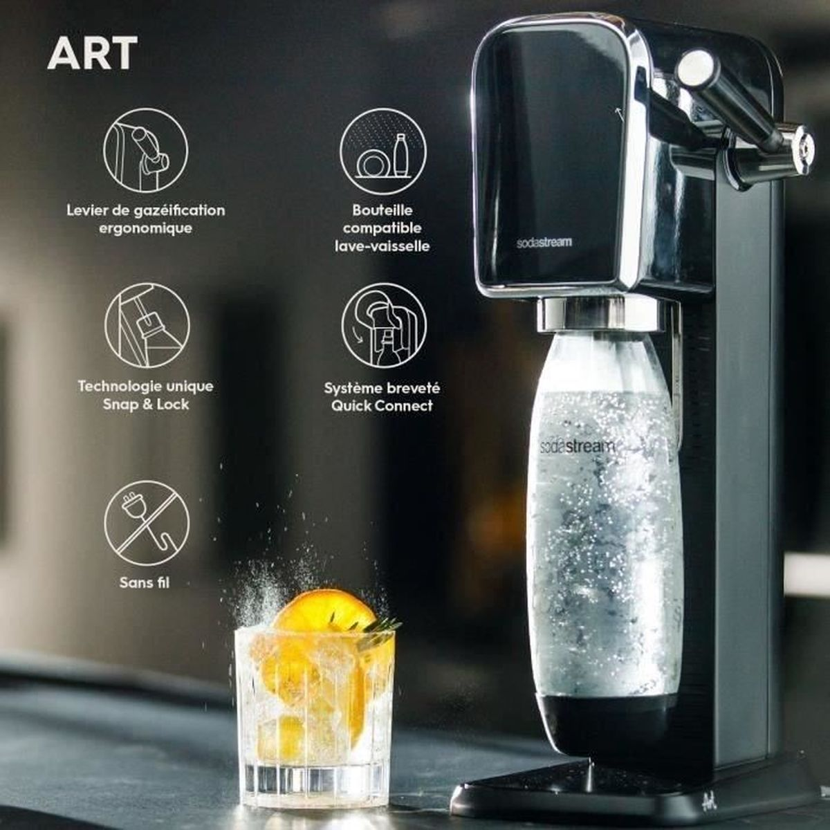 Eine SodaStream-Maschine mit einem Glas Getränk und Zitronenscheiben. Merkmale sind ergonomischer Griff, spülmaschinenfeste Flasche, Snap & Lock.