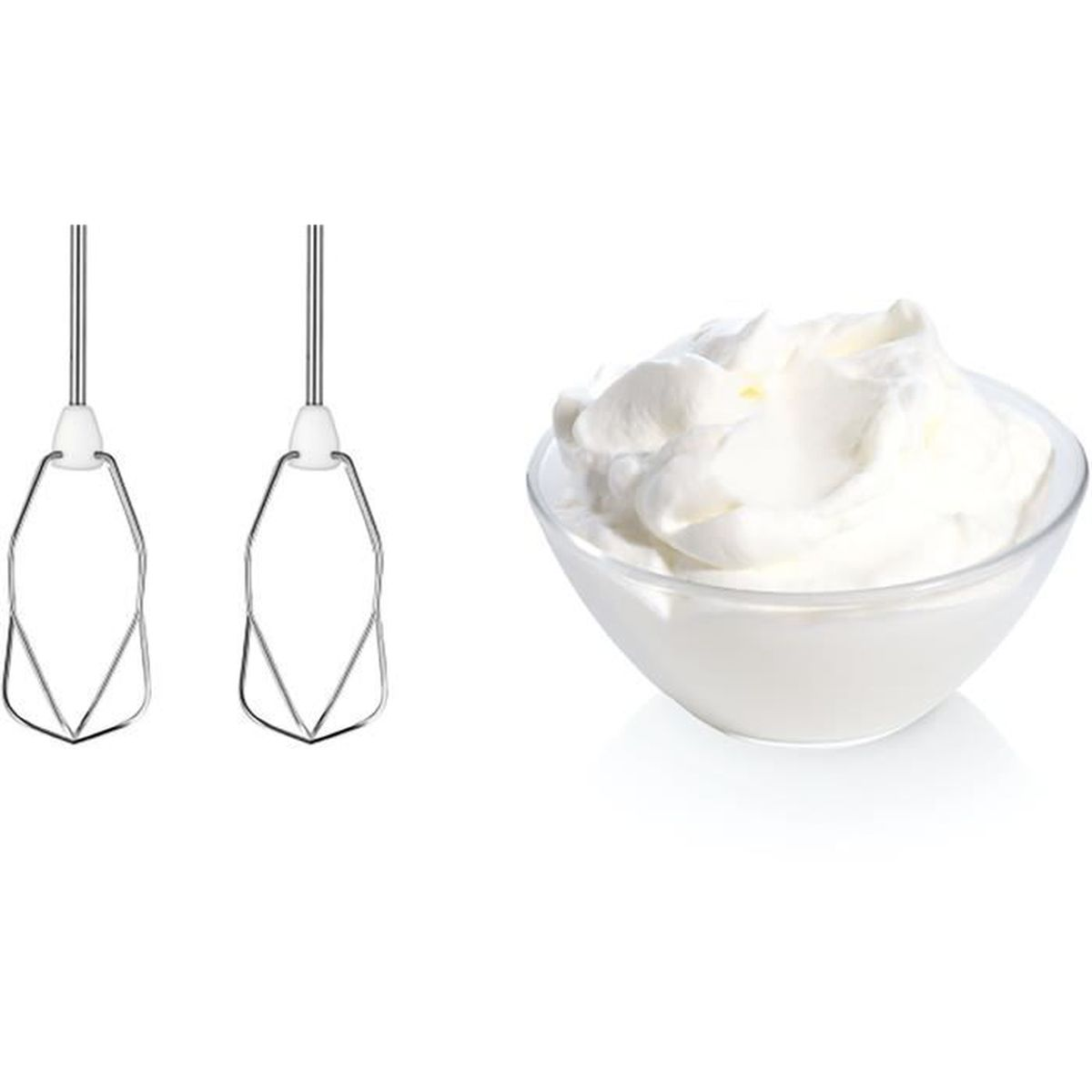Dos accesorios de batidora y un cuenco de nata montada sobre un fondo blanco.