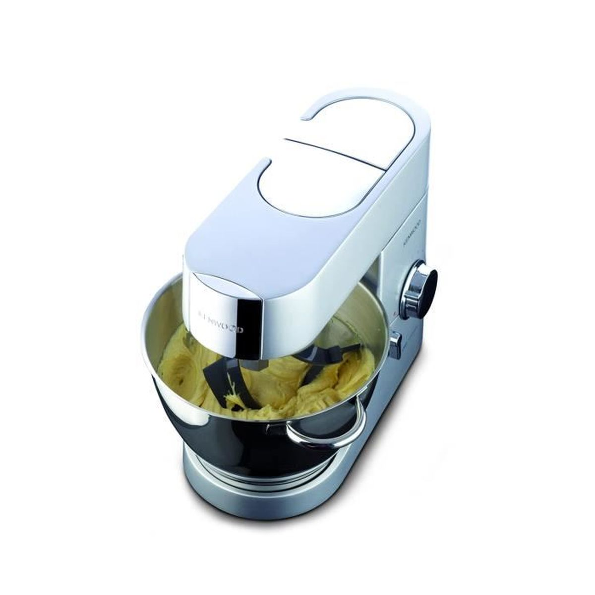 Un mixer da cucina argento e bianco con una ciotola piena di pastella gialla. Il mixer è su sfondo bianco.
