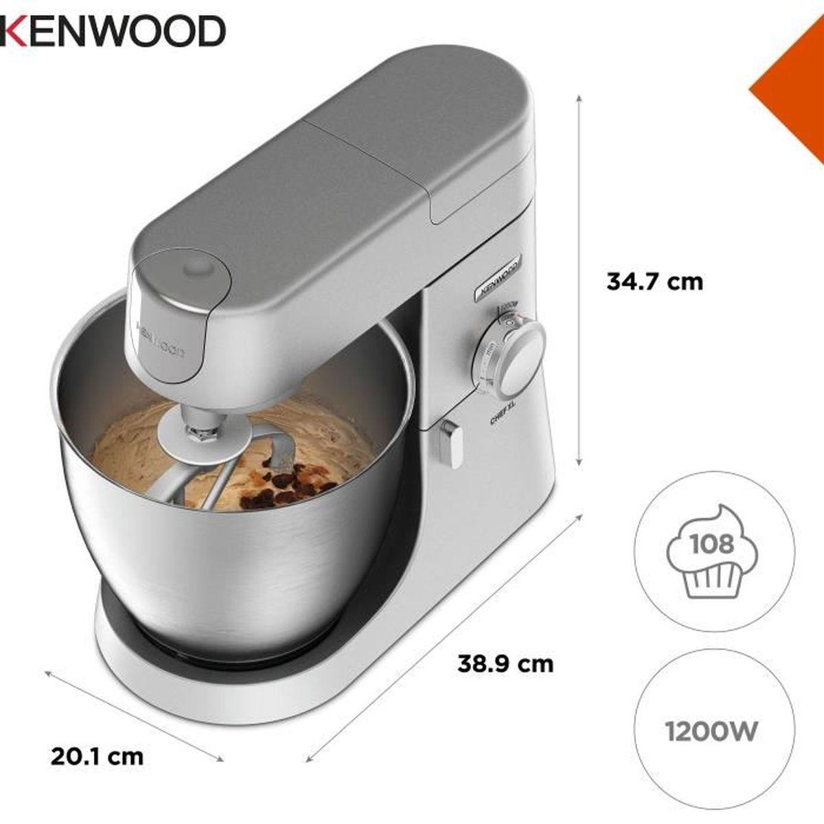 Bir Kenwood Chef XL mutfak robotu gösteriliyor. Gümüş renginde, boyutları etiketlenmiş. Kasede malzemeler var. Simgeler kapasiteyi ve gücü gösteriyor.