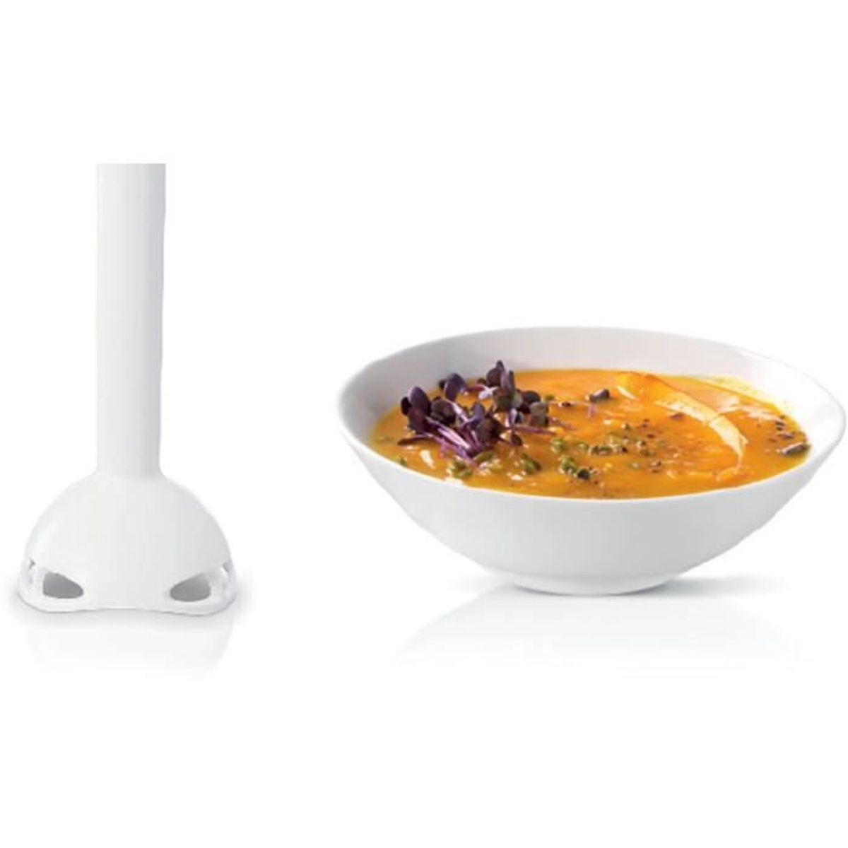 Ein weißer Stabmixer neben einer weißen Schüssel mit orangefarbener Suppe, garniert mit lila Sprossen. Der Hintergrund ist weiß.