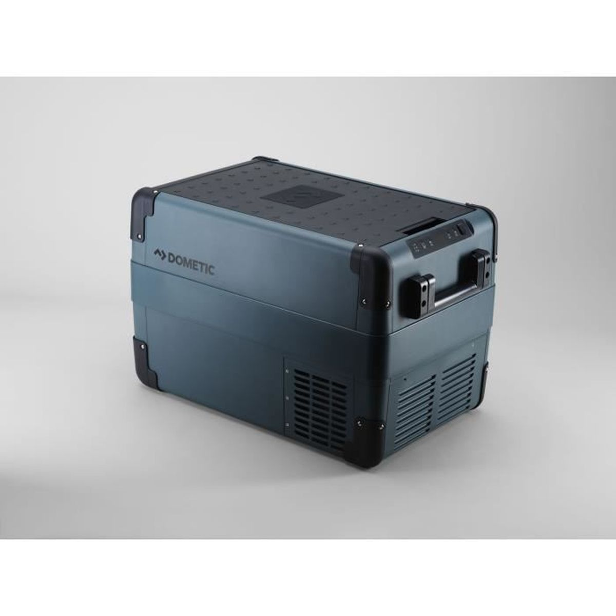 Un refrigeratore Dometic blu su una superficie bianca. Ha un coperchio e una maniglia neri. Il refrigeratore ha fessure e protezioni angolari nere.
