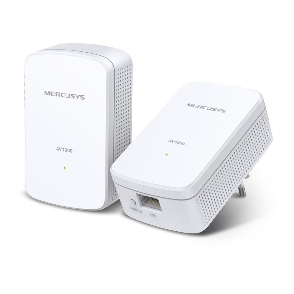 Twee witte Mercusys AV1000 netwerkextenders. Eén staat rechtop, de andere schuin, aangesloten. Beide hebben de merknaam en het model.