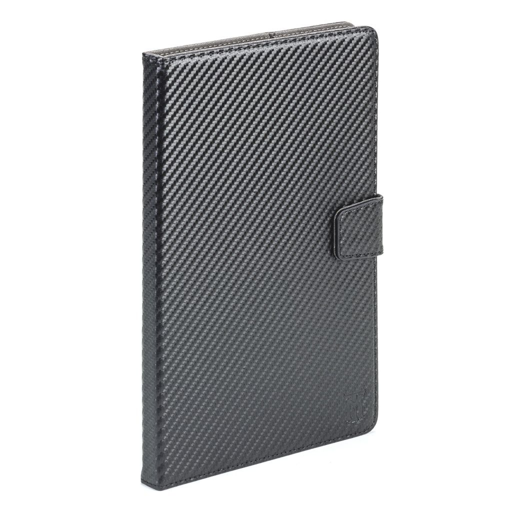 Una funda negra para tableta con textura de fibra de carbono, solapa y cierre a presión, sobre fondo blanco.