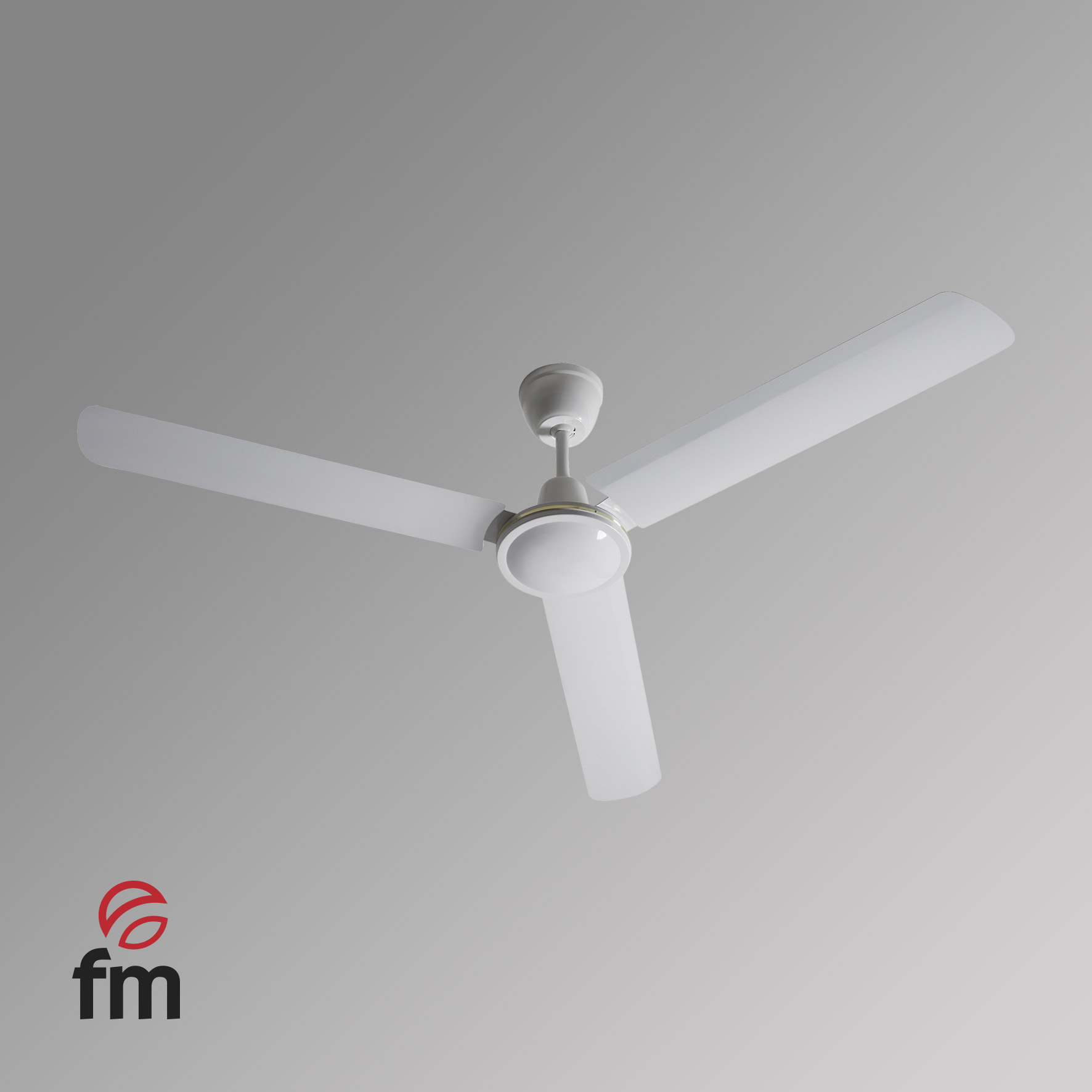 Un ventilatore da soffitto bianco con tre pale è centrato su uno sfondo grigio chiaro. Il logo FM è in basso a sinistra.