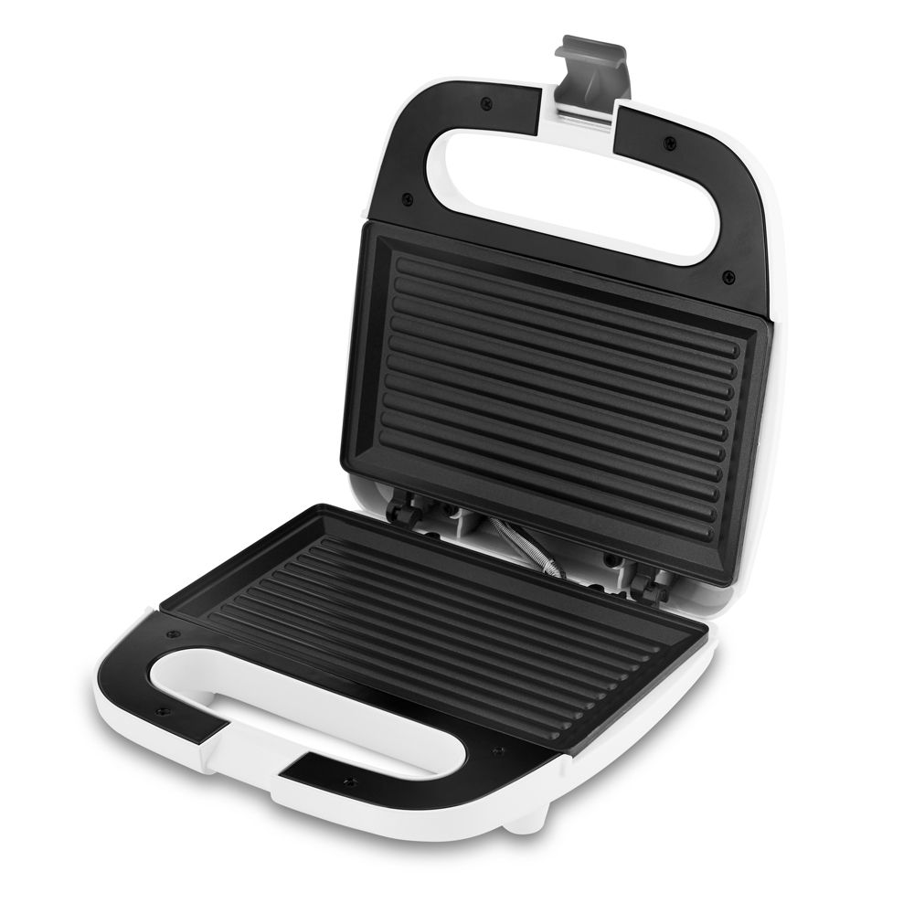 Otwarta biało-czarna opiekacz do kanapek. Powierzchnie do gotowania są żebrowane. Uchwyt i krawędzie są białe.