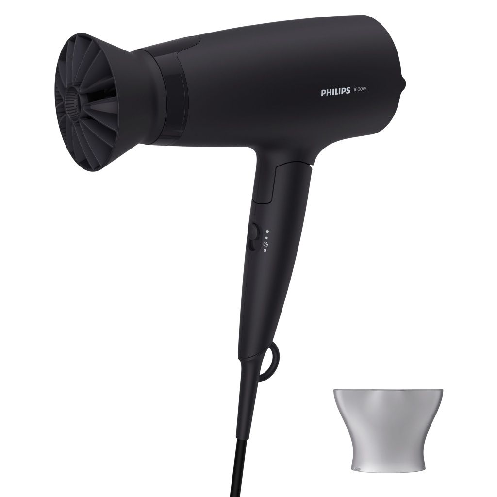 Un secador de pelo Philips negro con boquilla concentradora. El secador está sobre fondo blanco, con un accesorio plateado.
