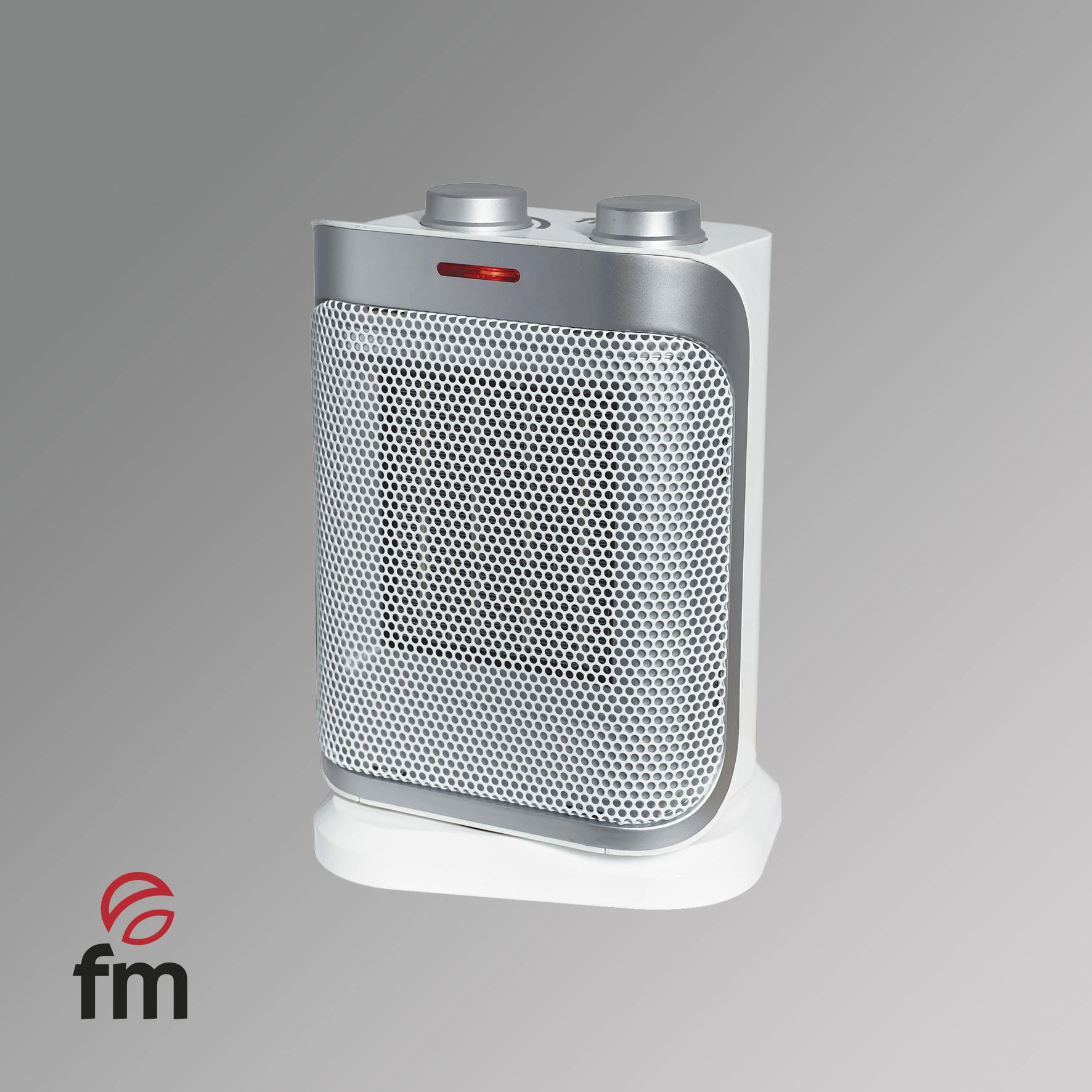 Un calefactor eléctrico blanco con frontal de metal perforado y dos perillas de control superiores. Luz indicadora roja encendida.