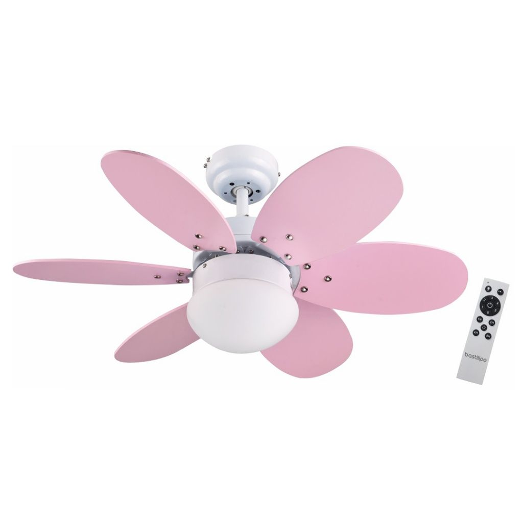 Un ventilador de techo blanco y rosa con cinco aspas. Un mando a distancia es visible en el lado derecho. El fondo es blanco.