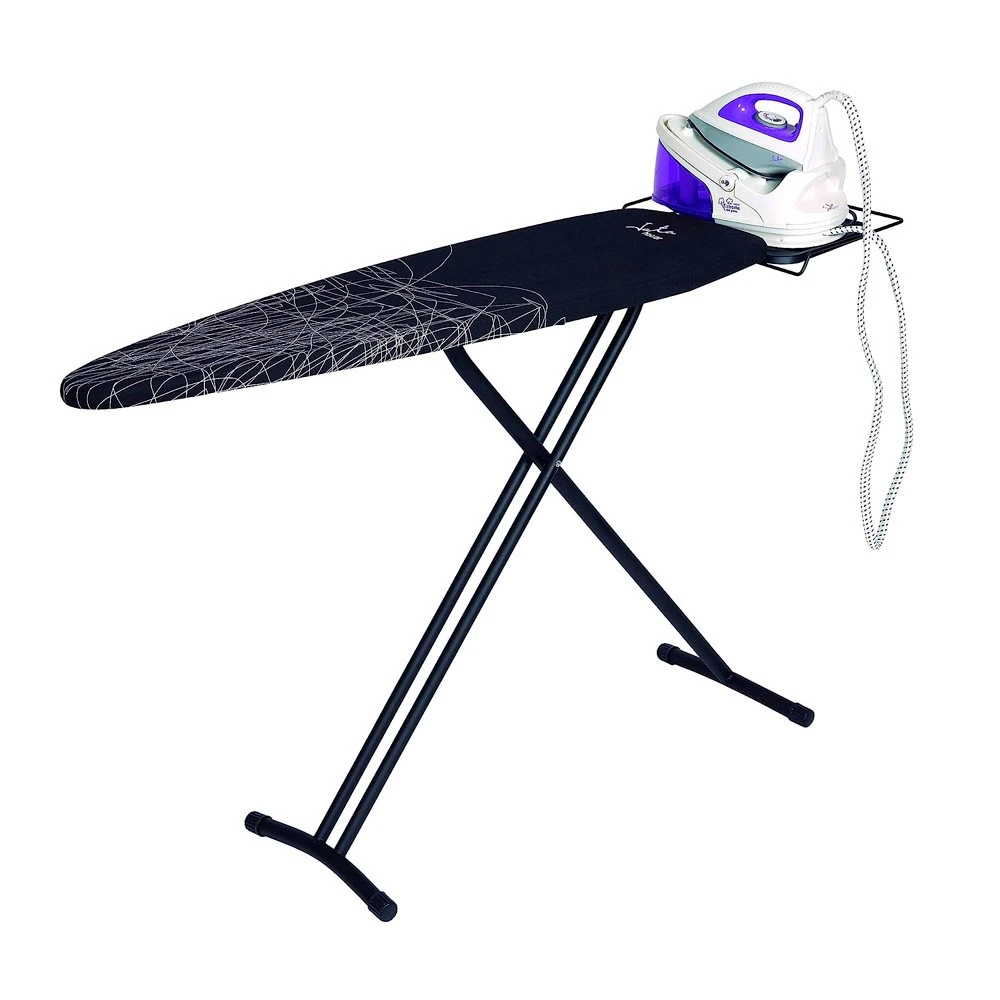 Una tabla de planchar con una plancha encima. La tabla es negra con un diseño blanco. La plancha es morada y blanca.