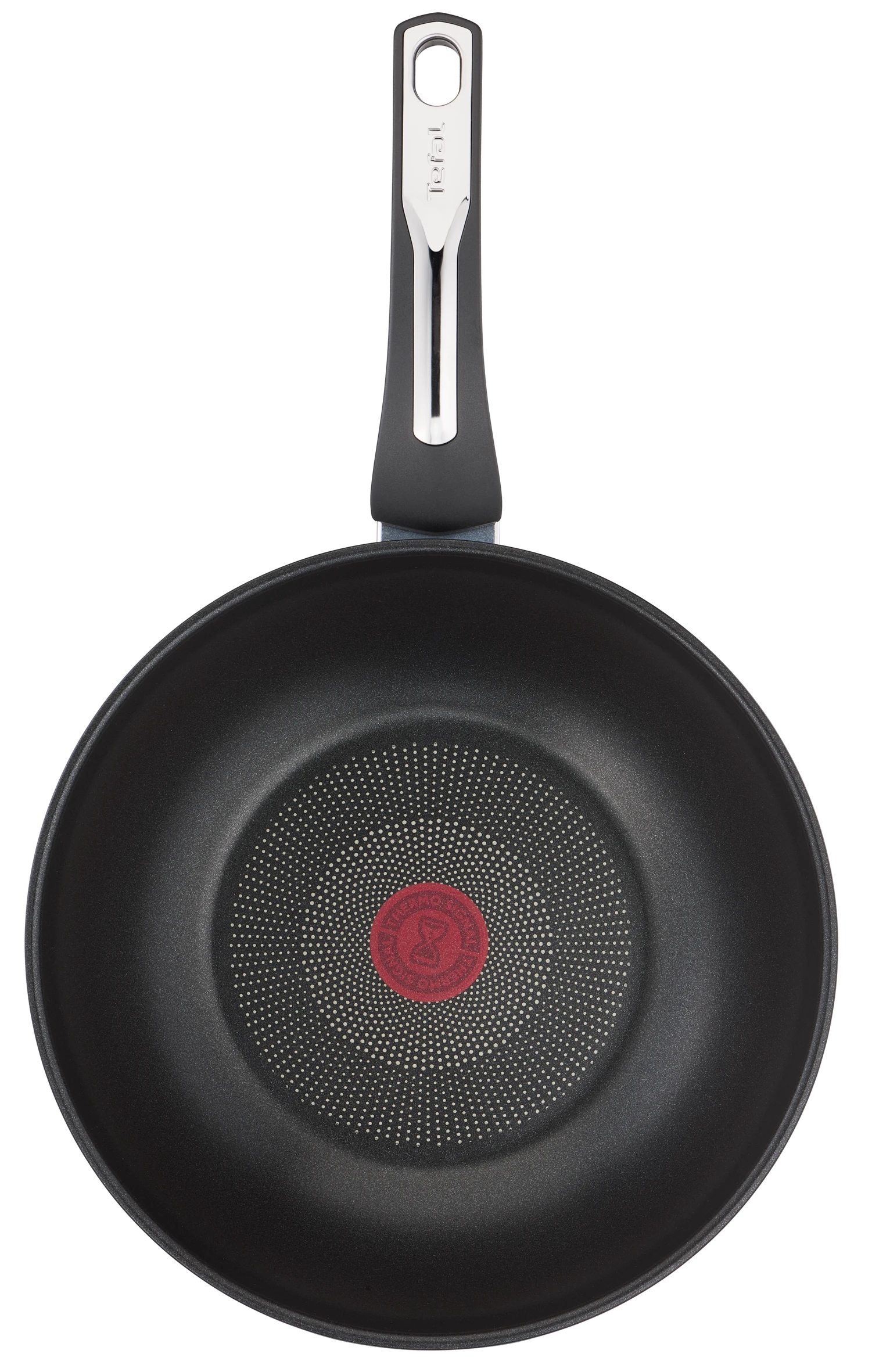 Czarny wok Tefal z długim uchwytem. Patelnia ma czerwony, okrągły środek. Uchwyt jest czarny i srebrny.