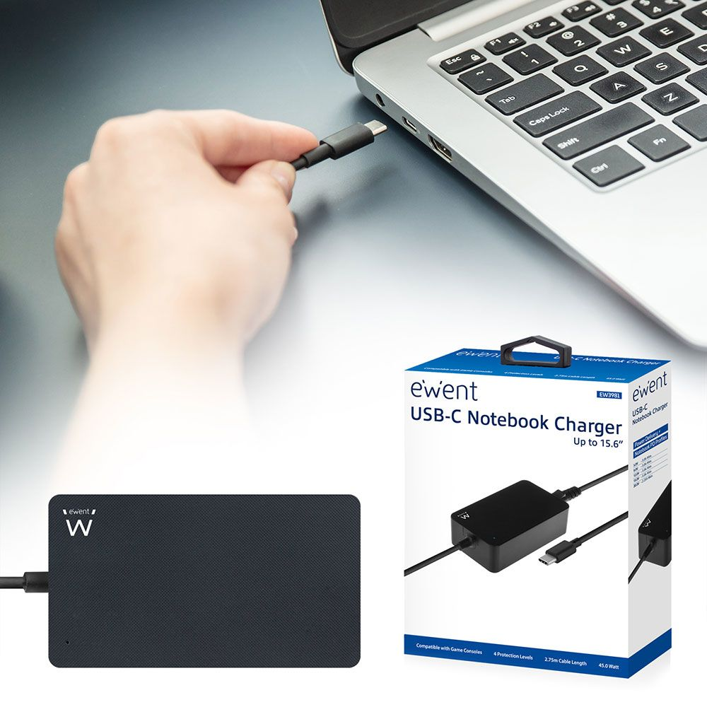 Una mano collega un cavo USB-C a un laptop. Un caricabatterie e un power bank sono sul tavolo. Il caricabatterie è del marchio ewent.