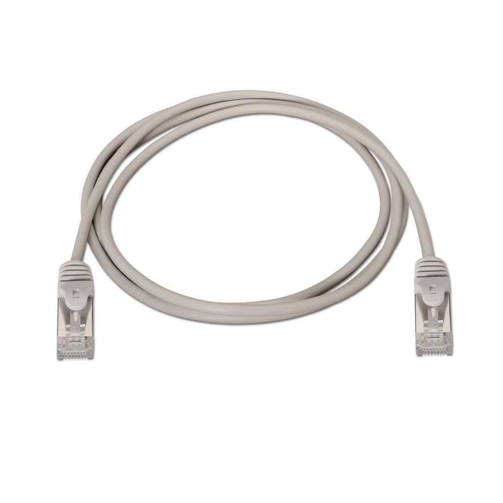 Szary kabel Ethernet z wtyczkami na obu końcach leży na białym tle. Kabel tworzy pętlę.